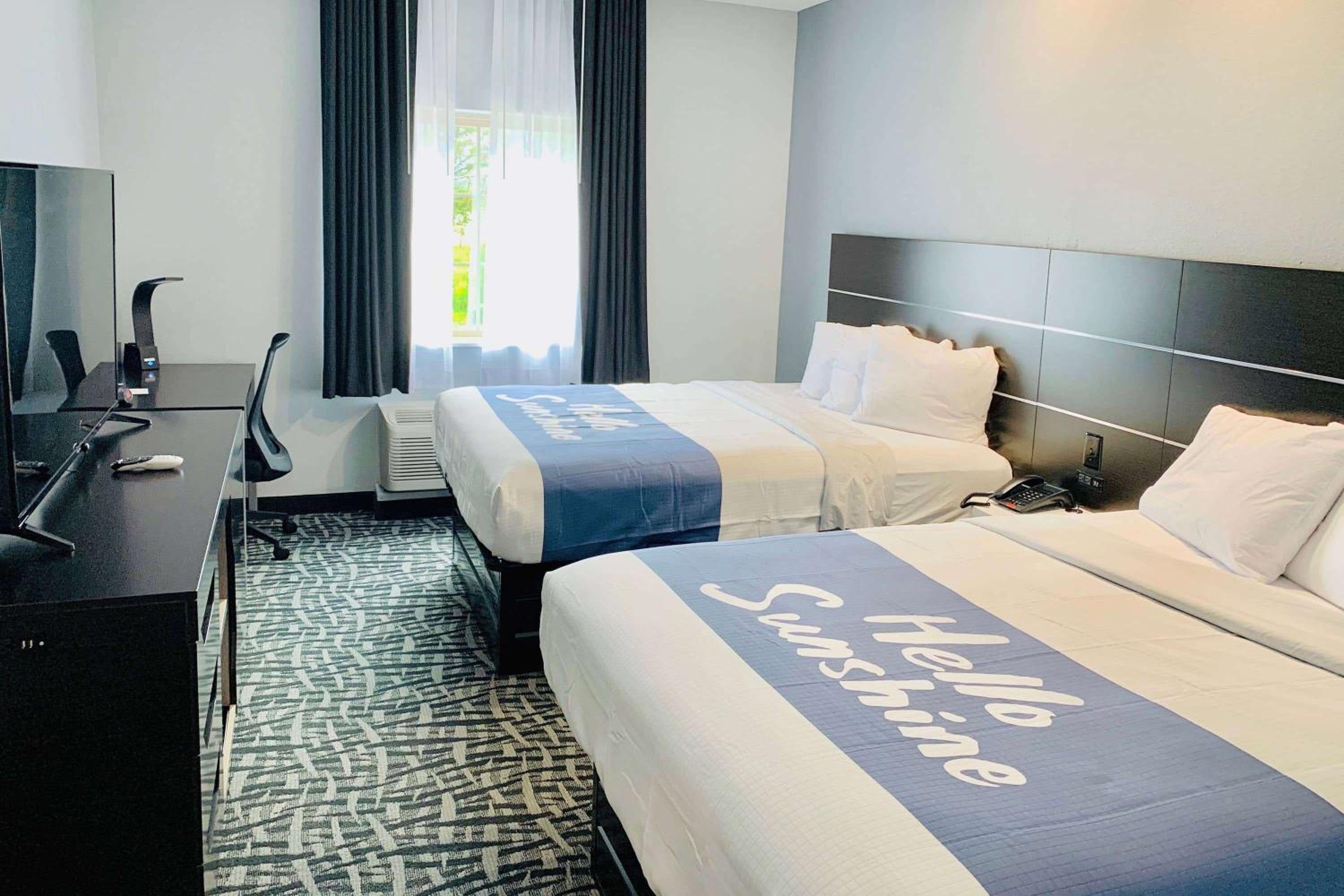 Queen Room with Two Queen Beds - Mobility Access/Non-Smoking - Photo 1
