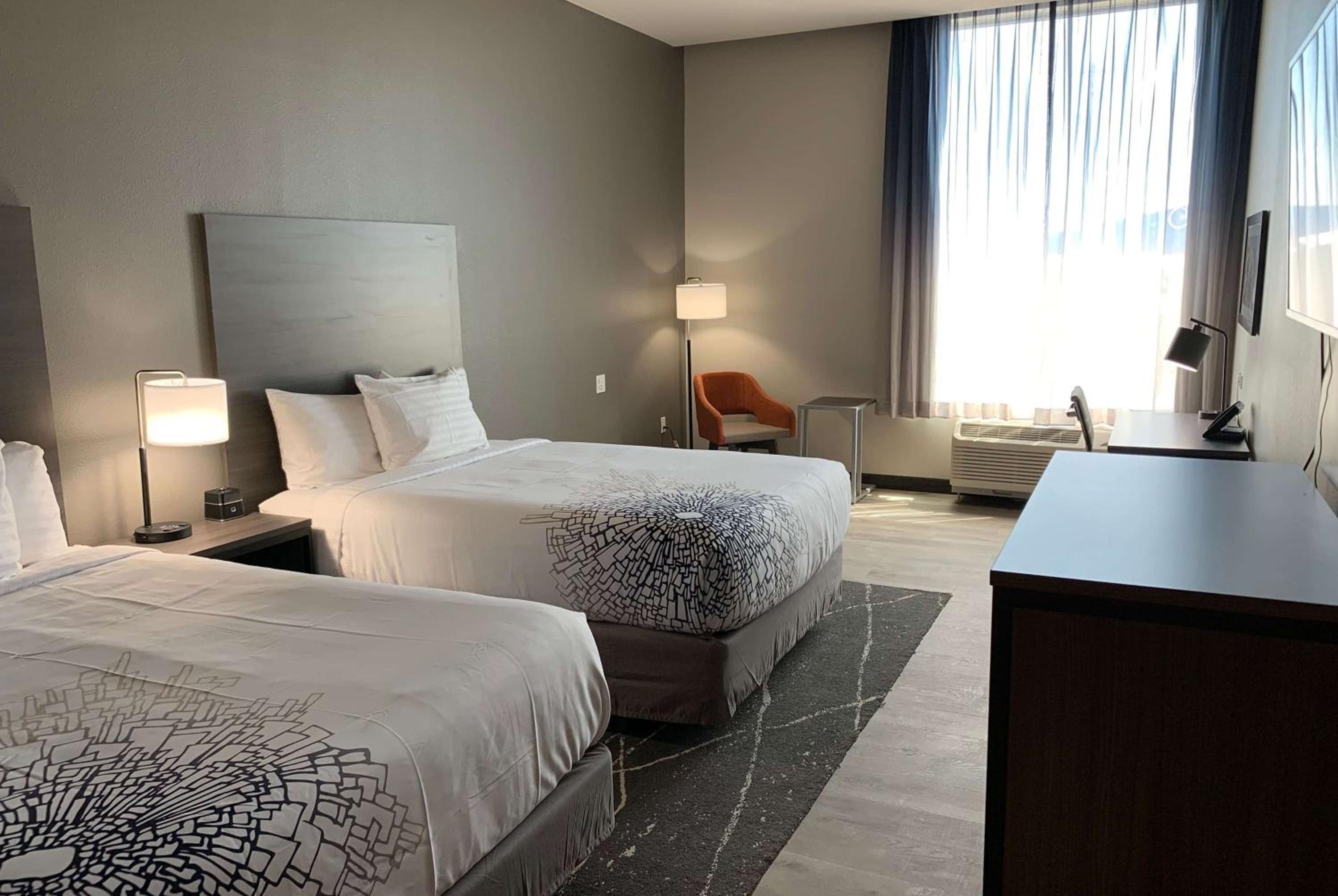 Queen Room with Two Queen Beds - Mobility Access/Non-Smoking - Photo 2
