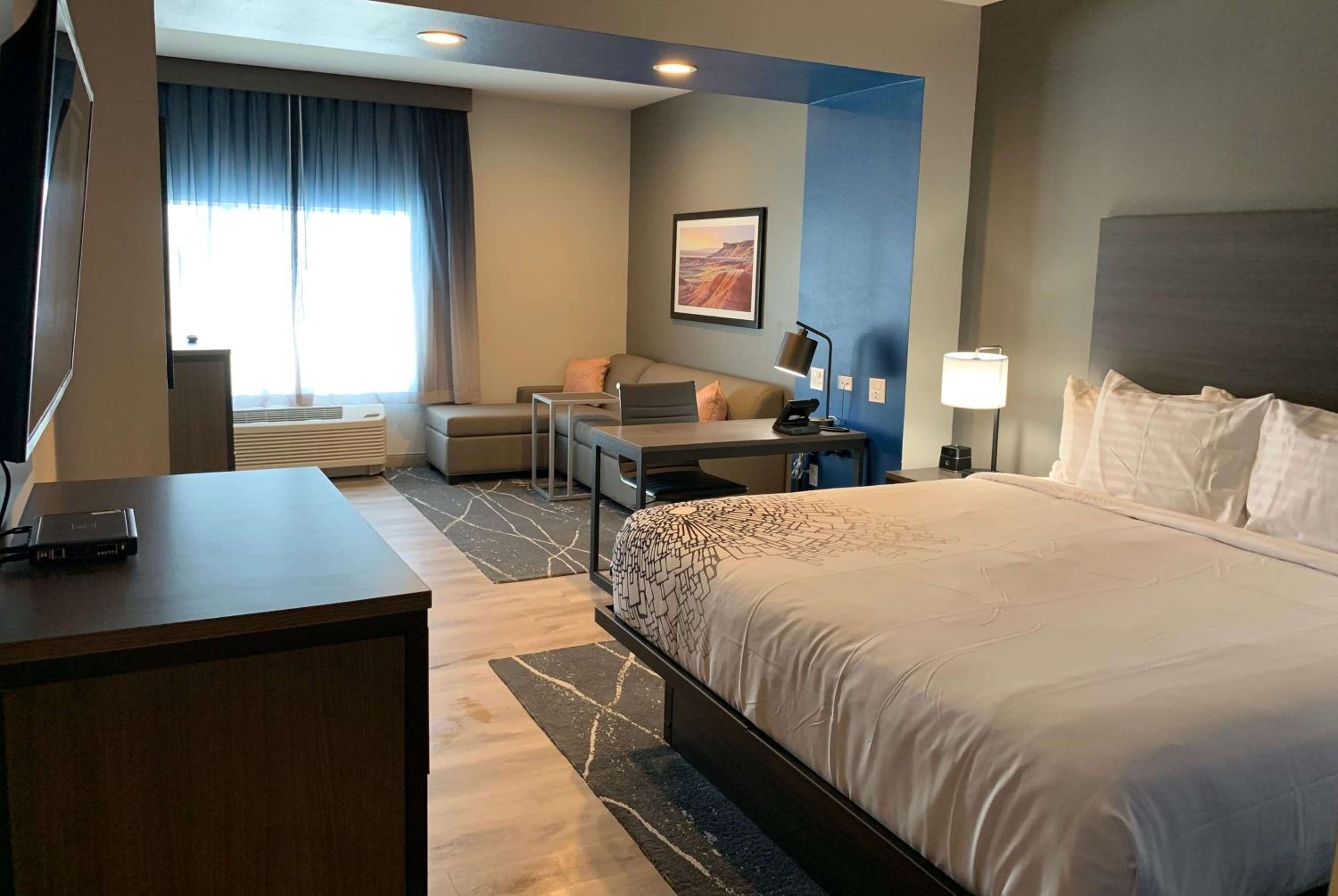 Deluxe King Room - Non-Smoking - Photo 5