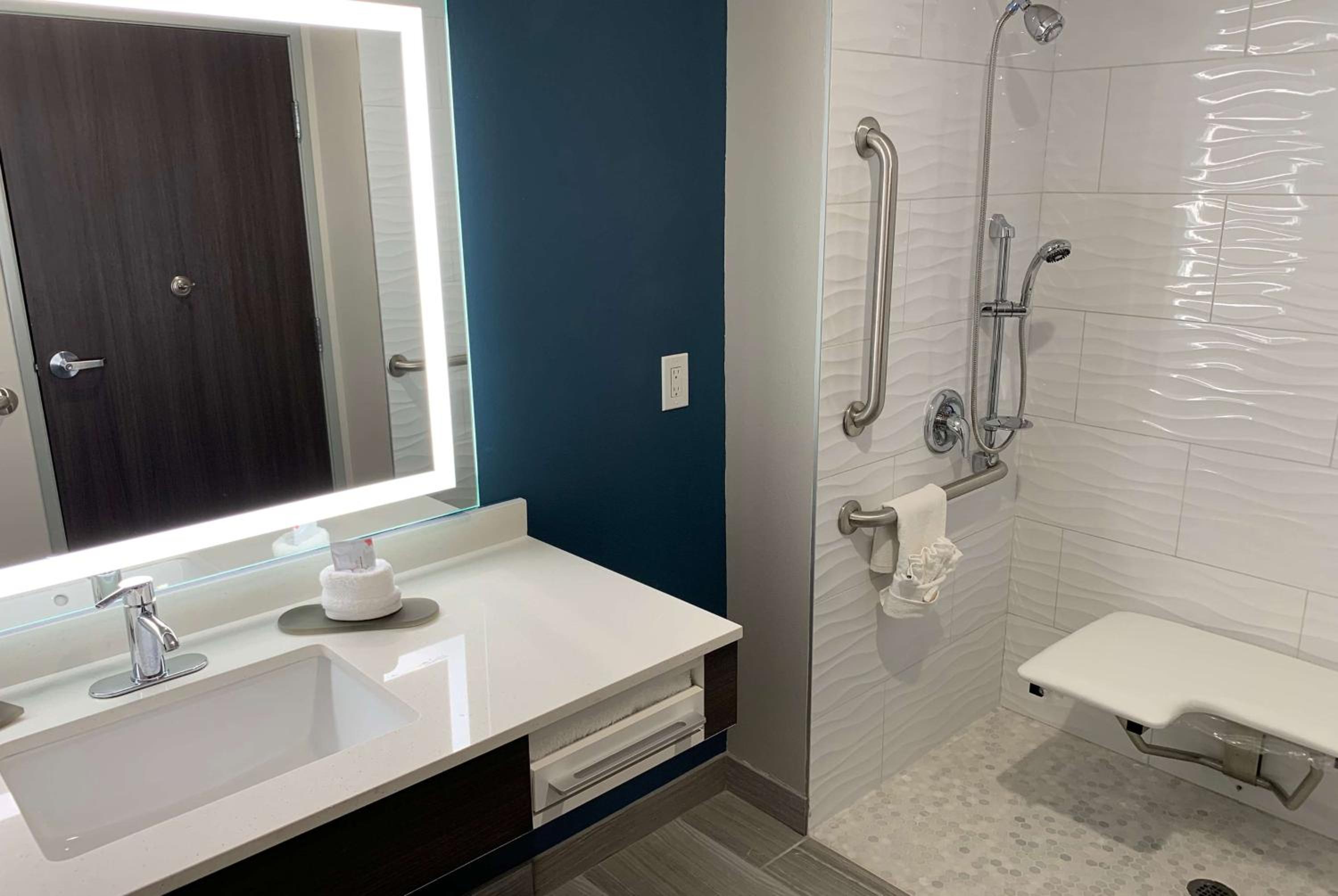 King Room - Mobility and Hearing Impaired Access/Non-Smoking - Photo 3