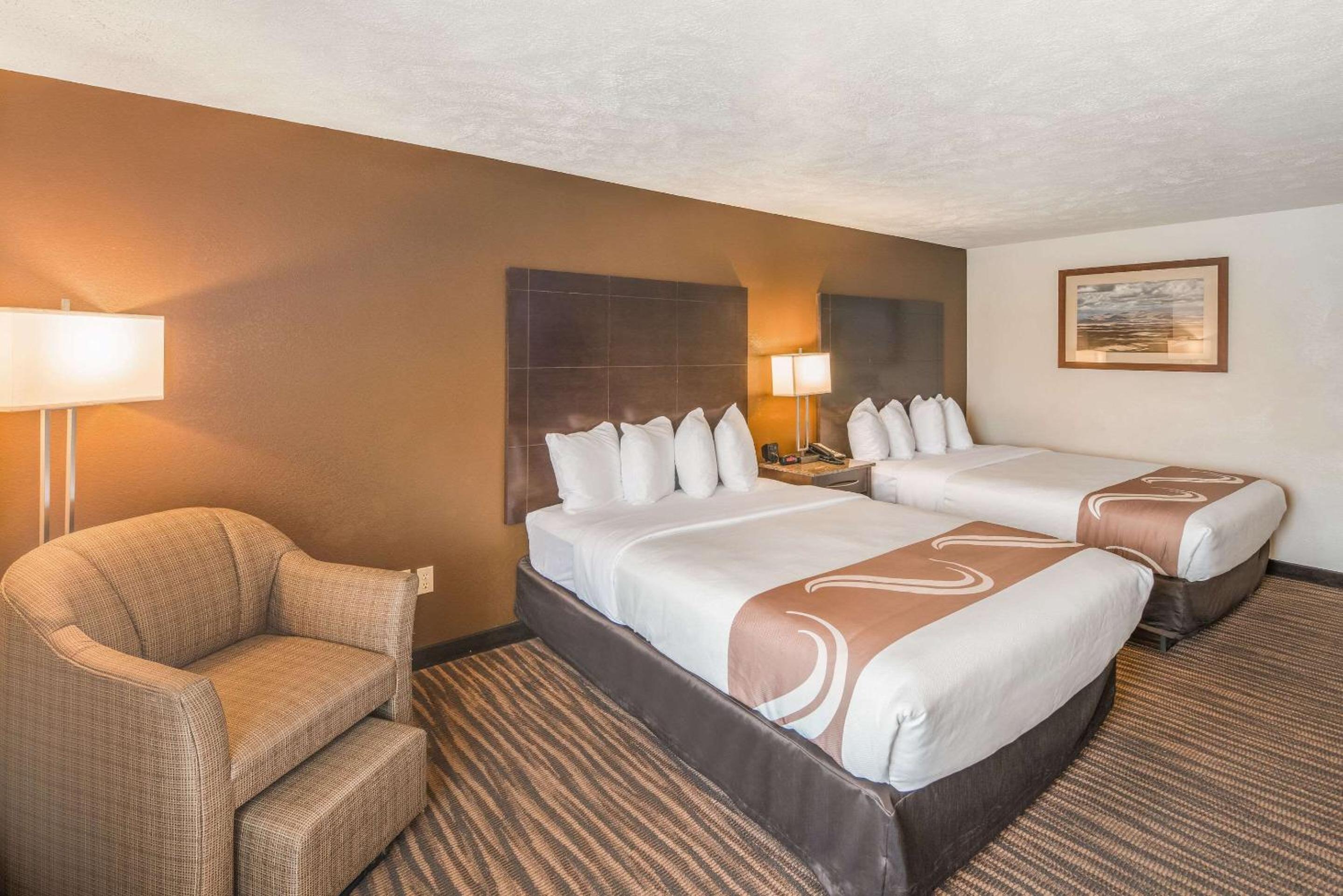 Queen Room with Two Queen Beds - Non-Smoking - Photo 4