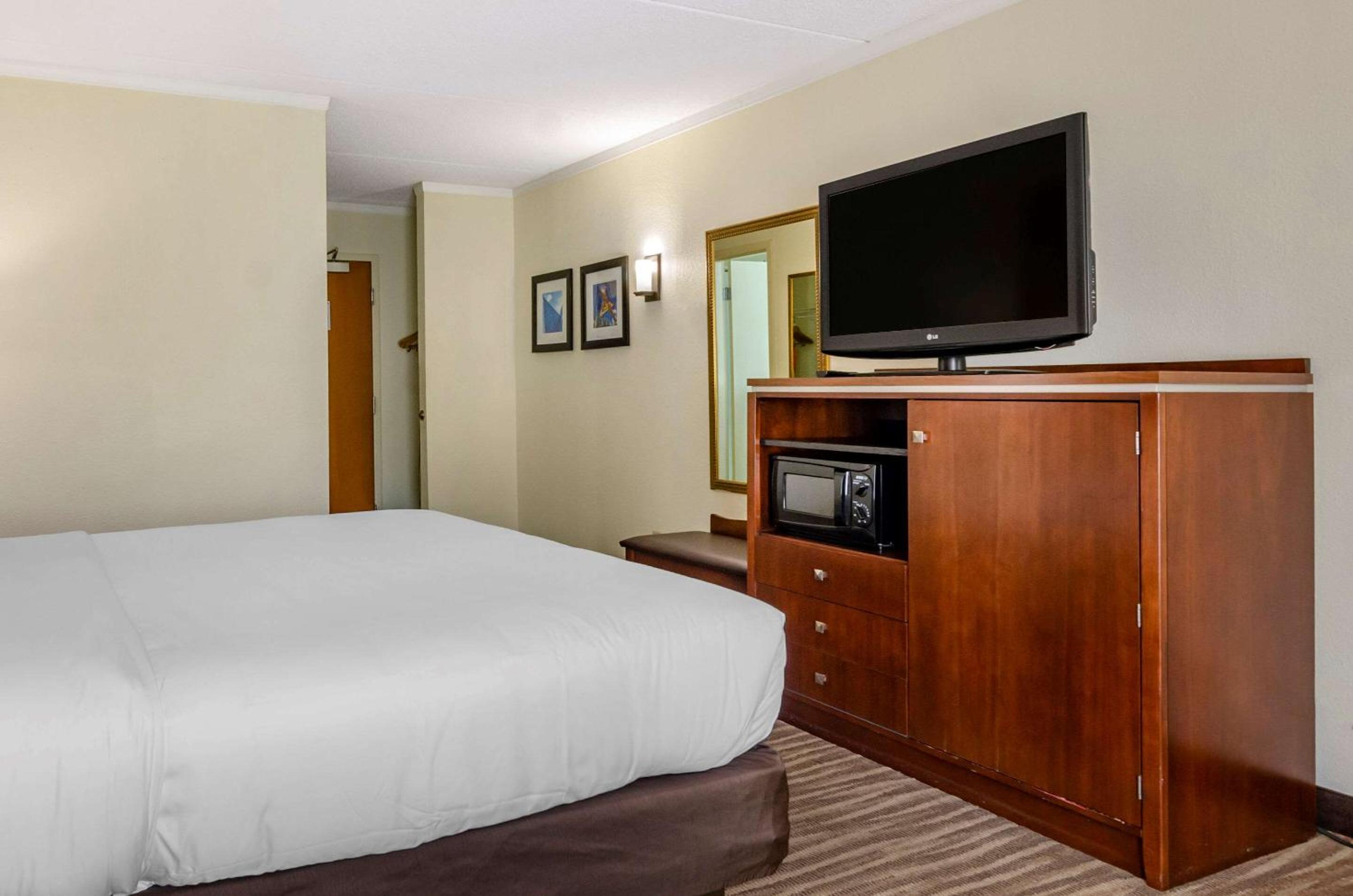 Queen Room With Accessible Tub - Accessible/Non-Smoking - Photo 1
