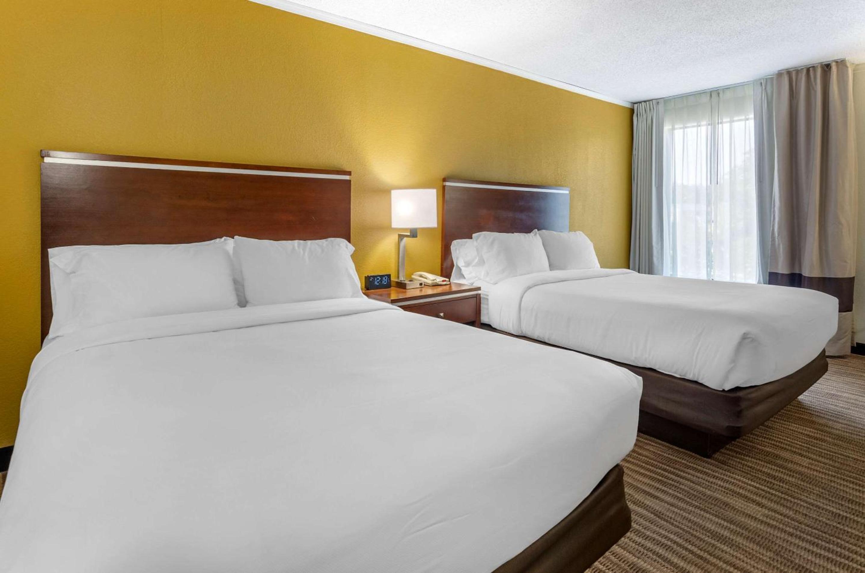 Queen Room With Two Queen Beds - Non-Smoking photo 3