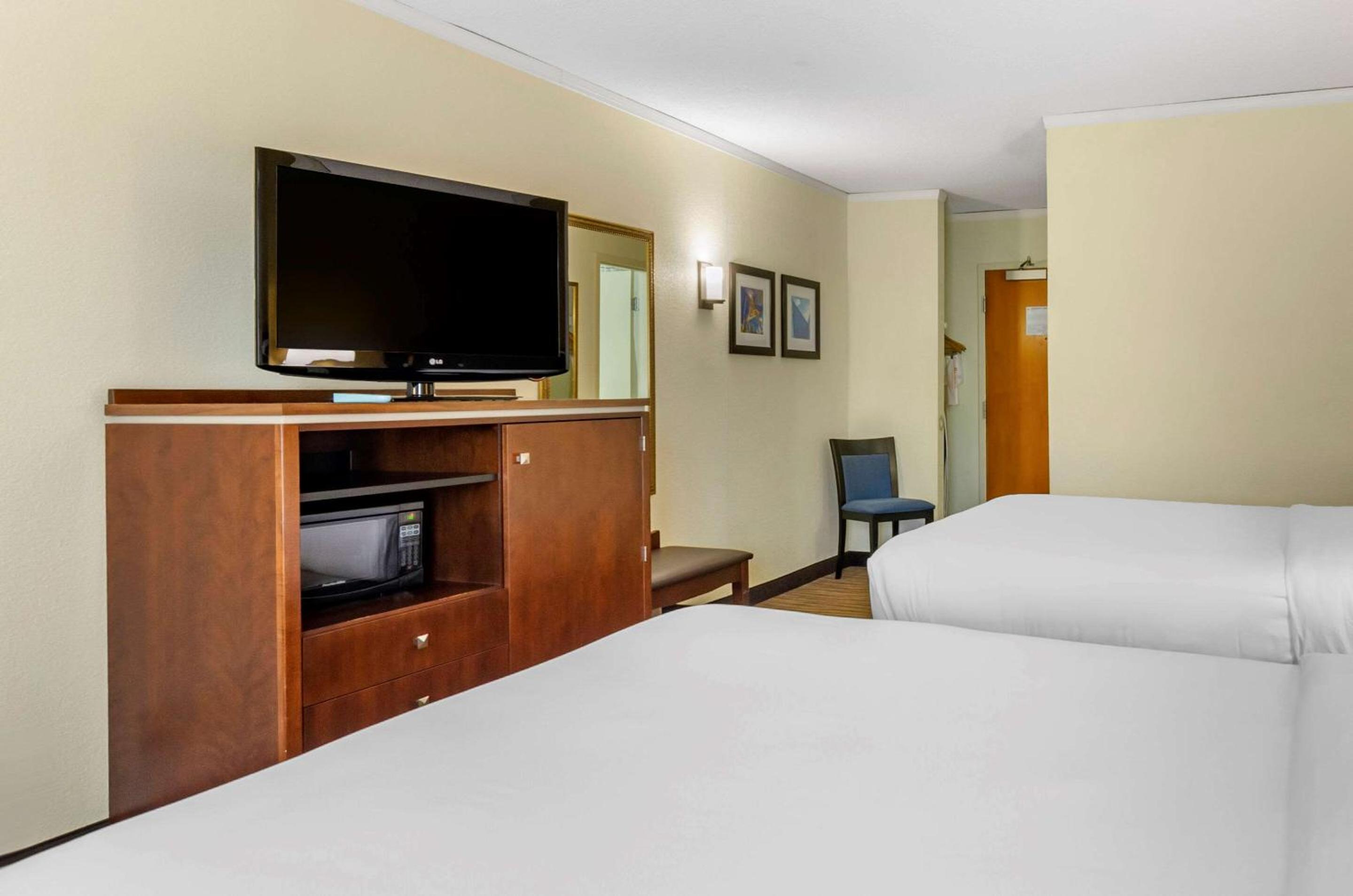 Double Room With Two Double Beds - Non-Smoking photo 2