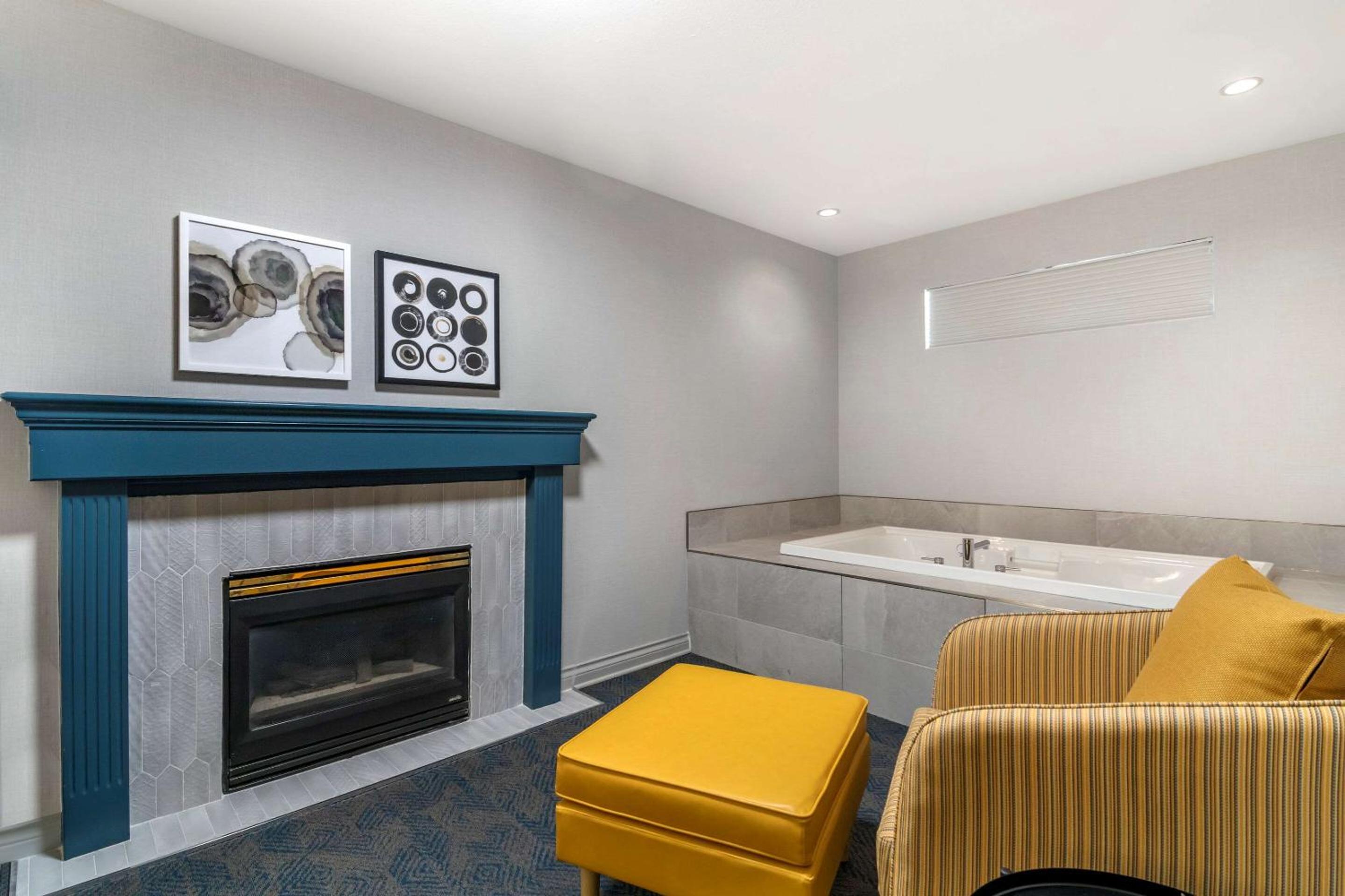 King Room with Hot Tub - Non-Smoking - Photo 3
