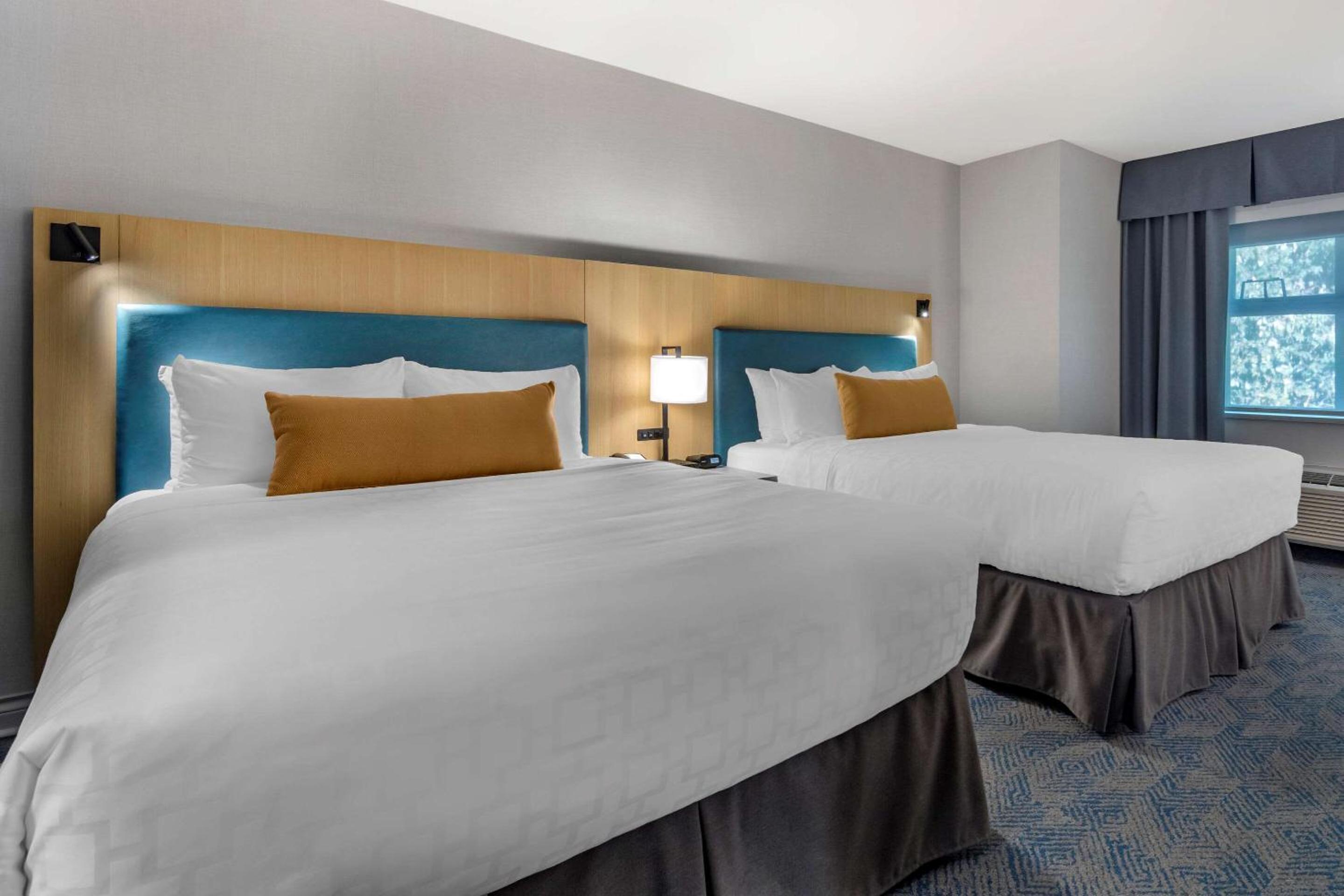 Queen Room with Two Queen Beds - Non-Smoking - Photo 1