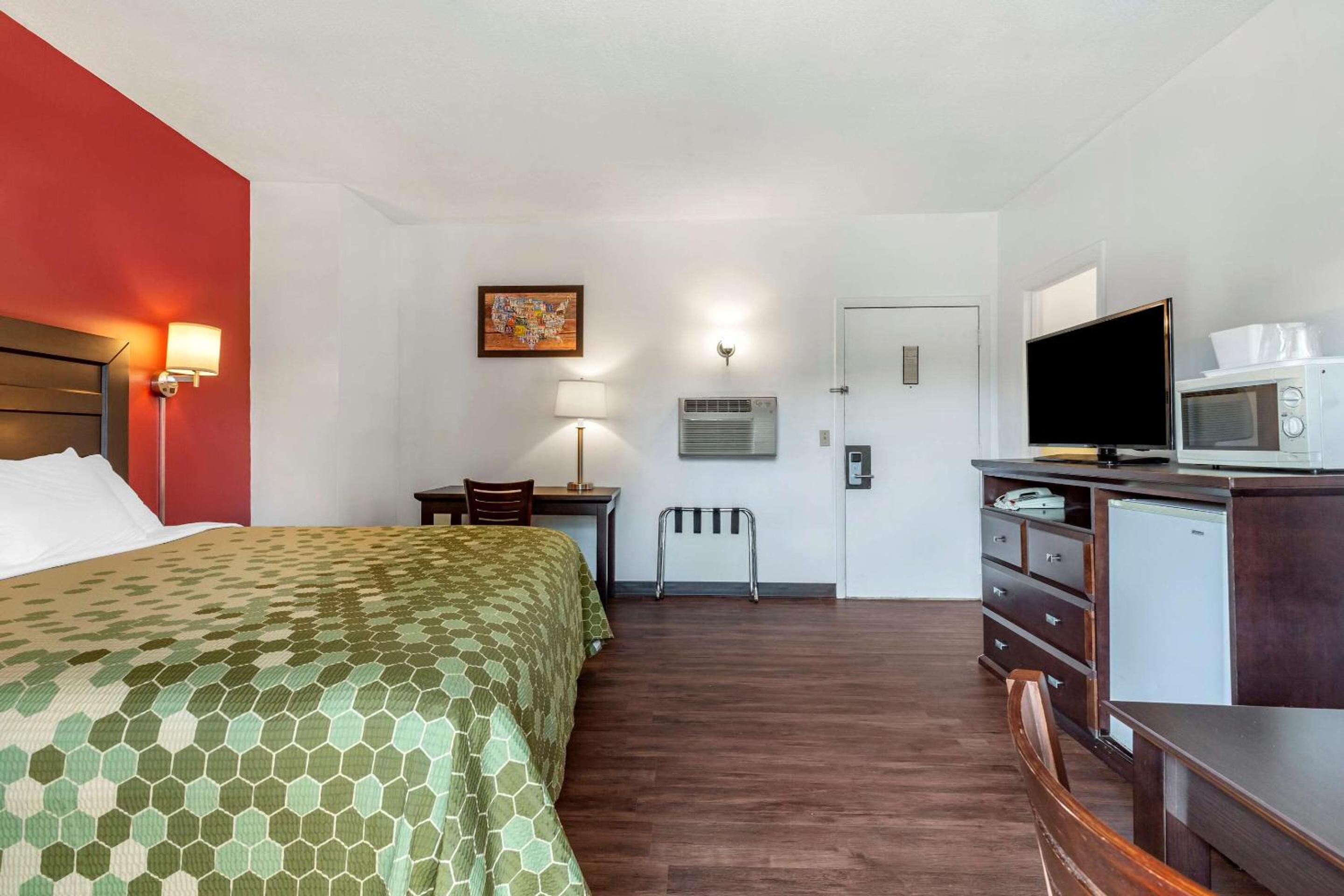 Standard King Room - Non-Smoking  - Photo 3