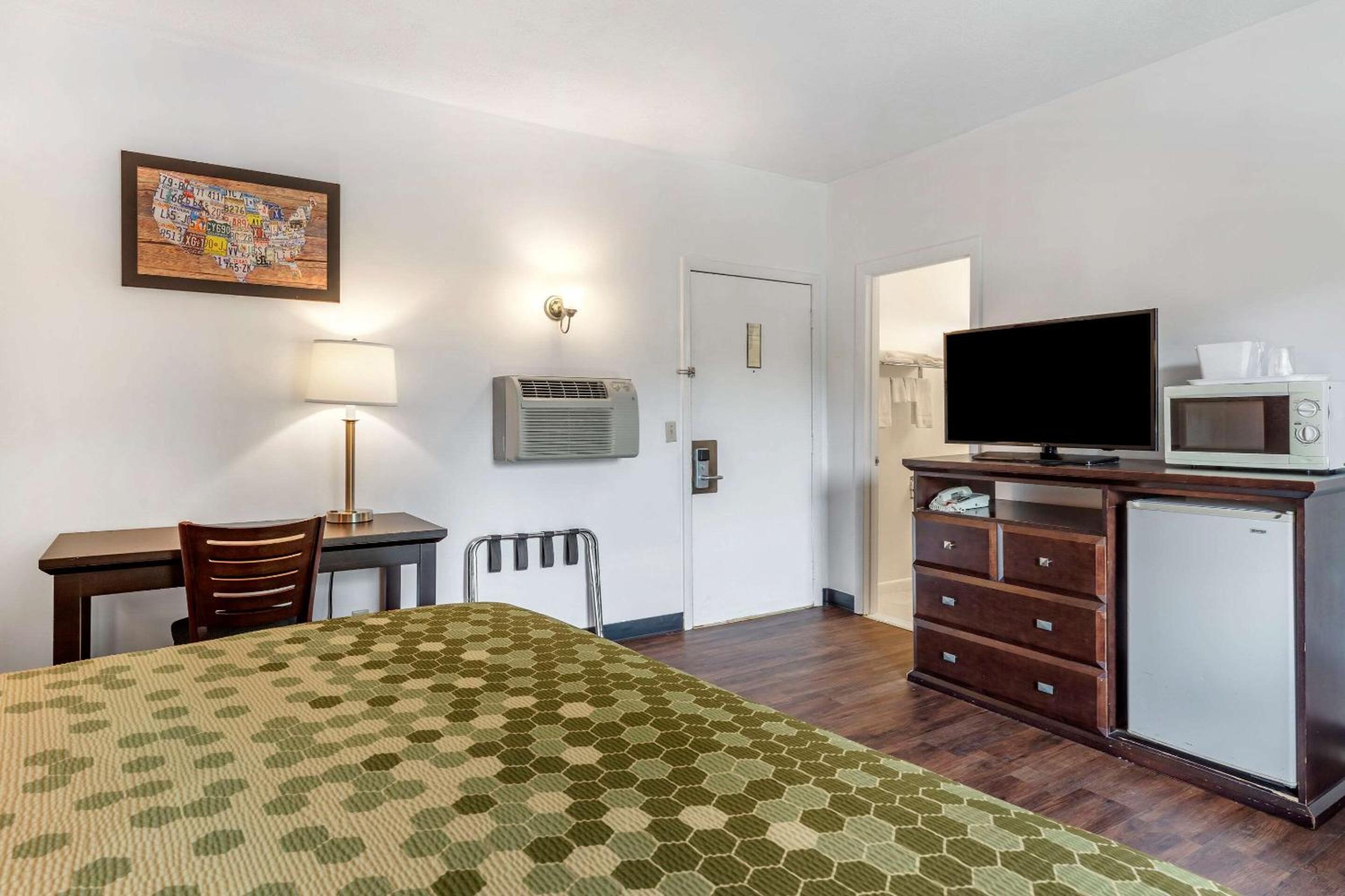 Standard King Room - Non-Smoking  - Photo 2