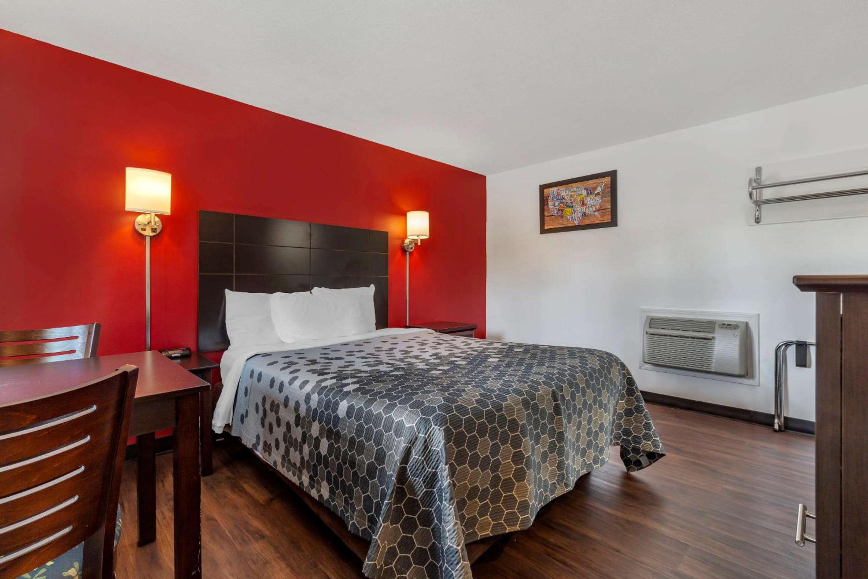 Queen Room - Non-Smoking - Photo 2