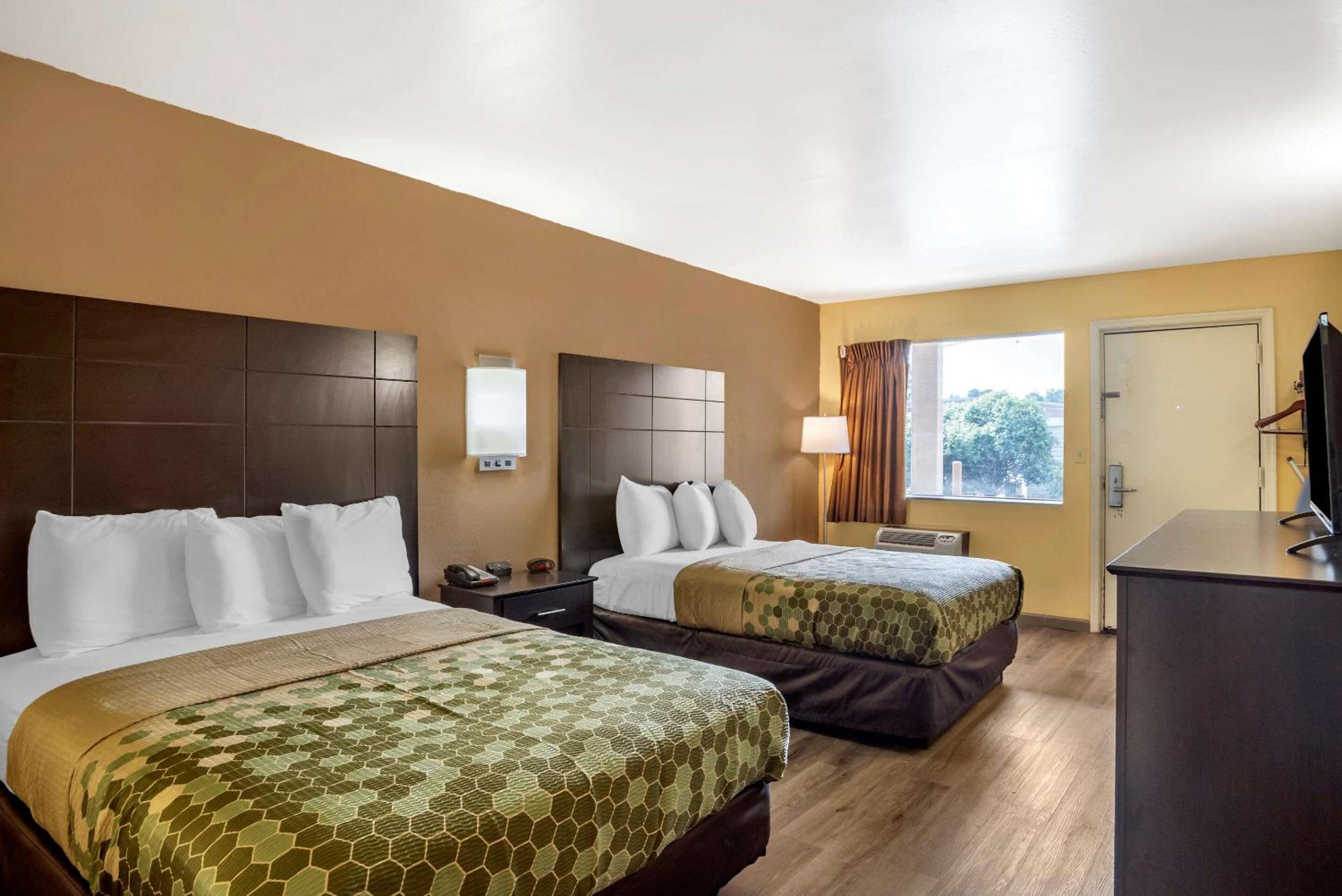 Double Room with Two Double Beds - Smoking - Photo 4