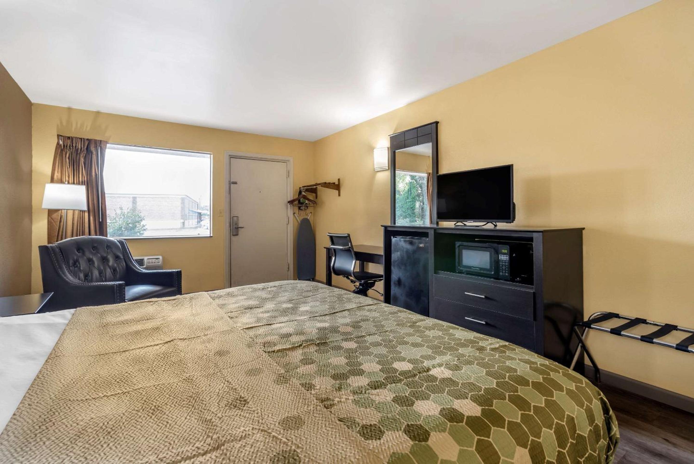 King Room - Accessible/Non-Smoking photo 2