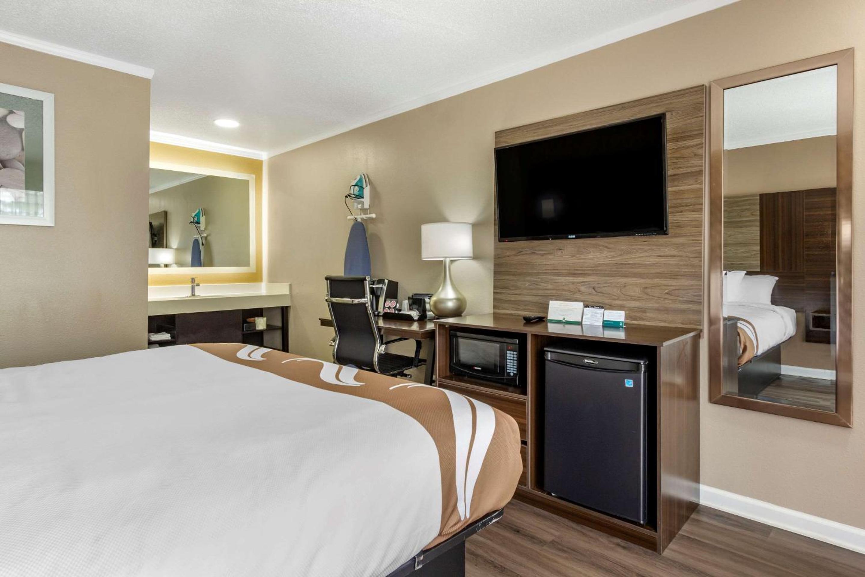 King Room - Non-Smoking/Renovated - Photo 4