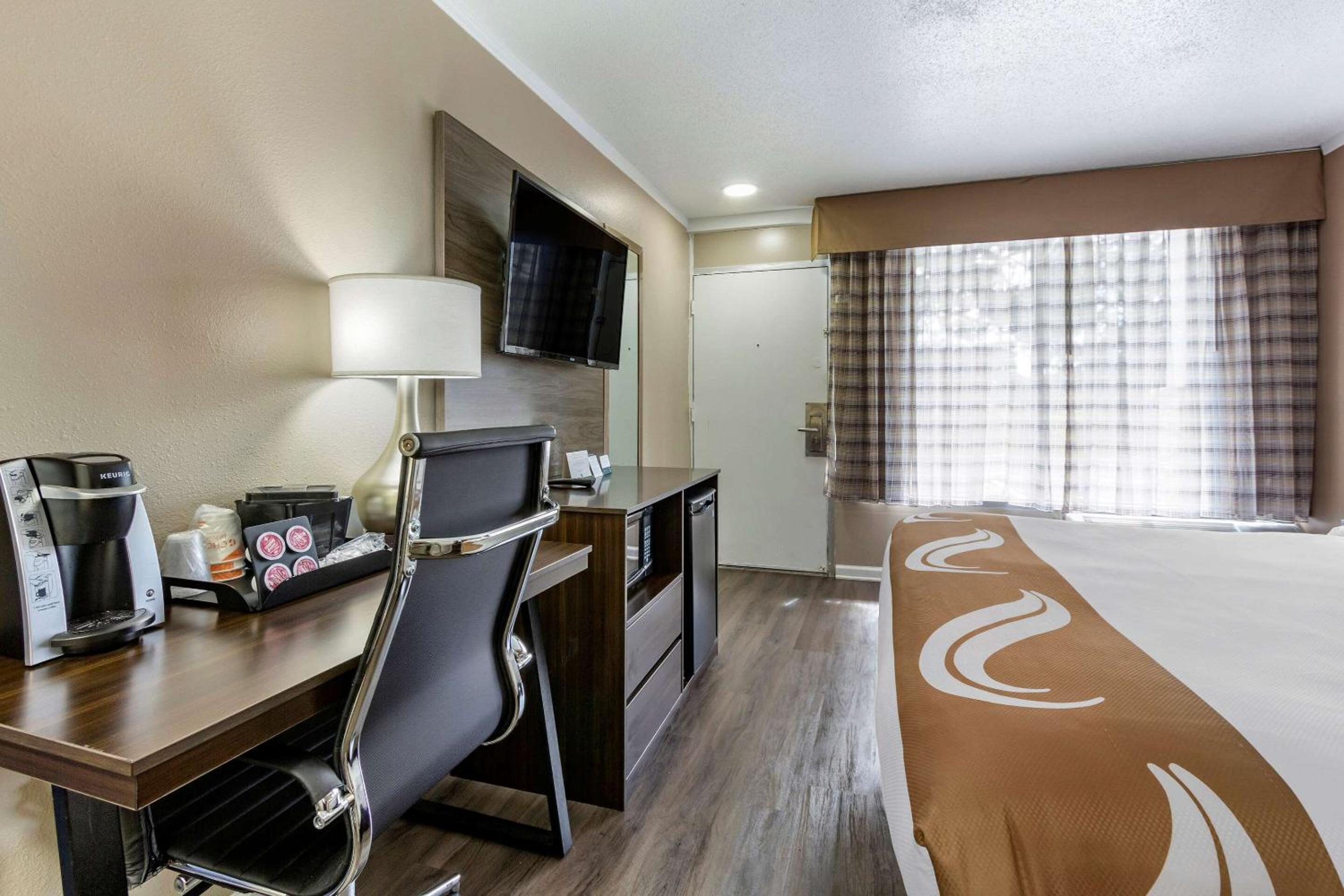 King Room - Non-Smoking/Renovated - Photo 2
