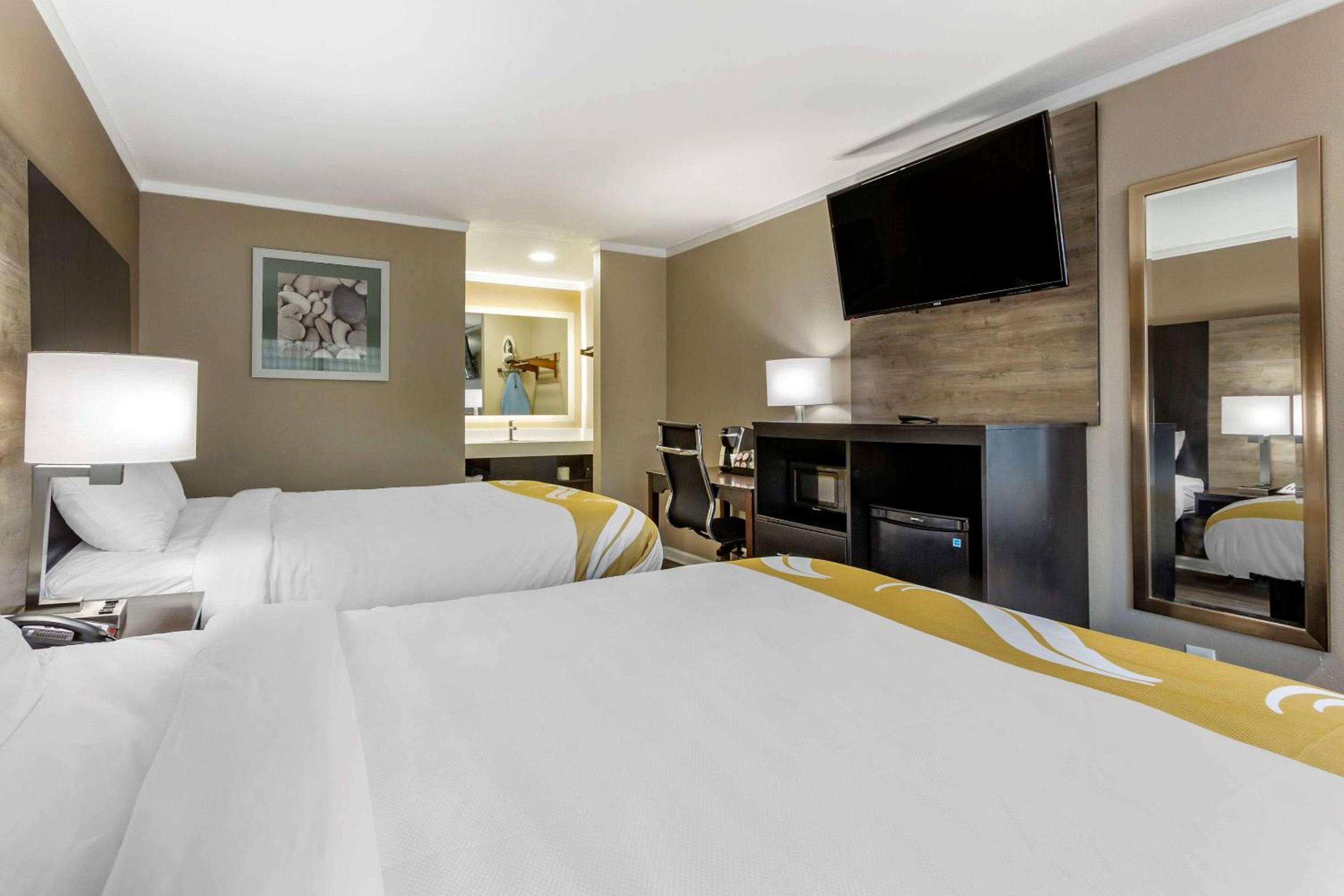Queen Room with Two Queen Beds - Non-Smoking - Photo 4