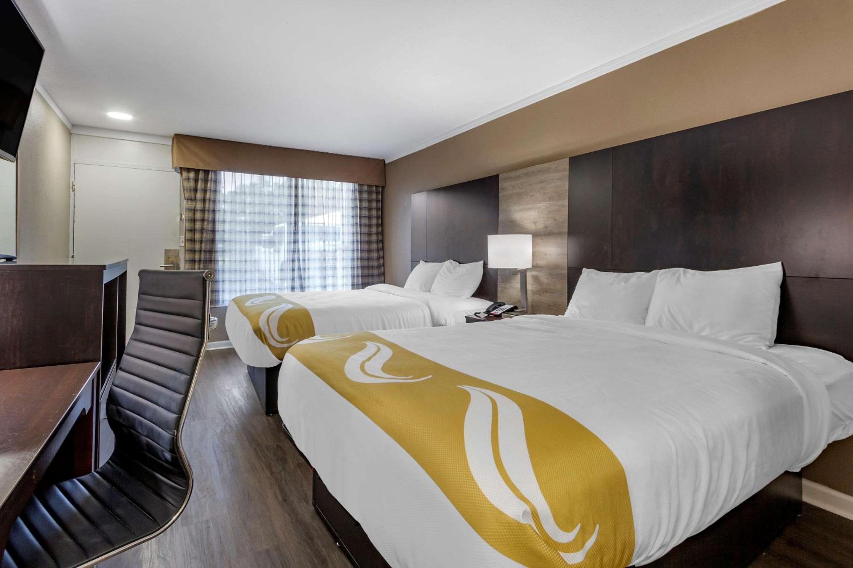 Queen Room with Two Queen Beds - Non-Smoking - Photo 3