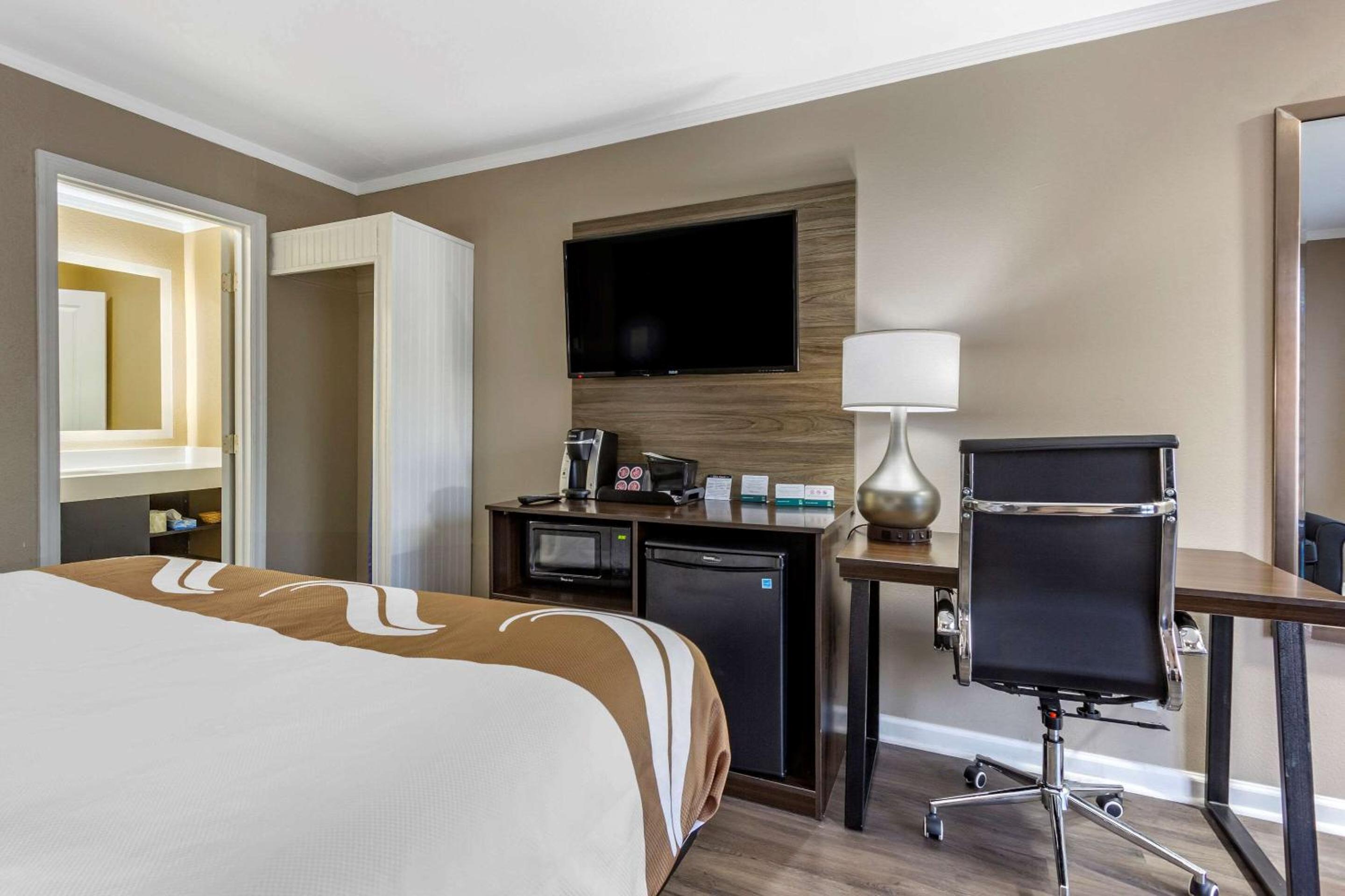 Superior King Suite - Non-Smoking - Photo 2
