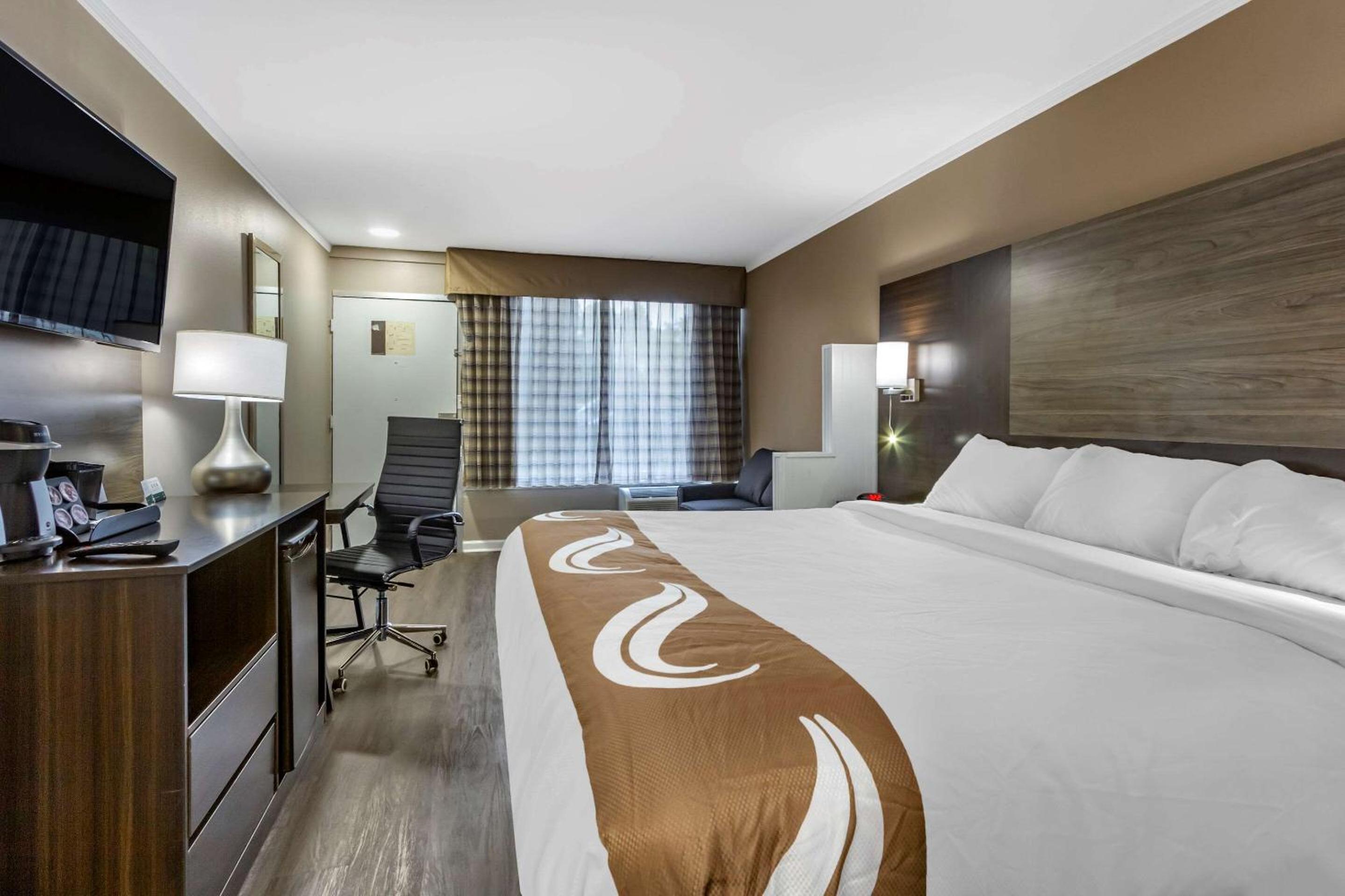 Superior King Suite - Non-Smoking - Photo 4