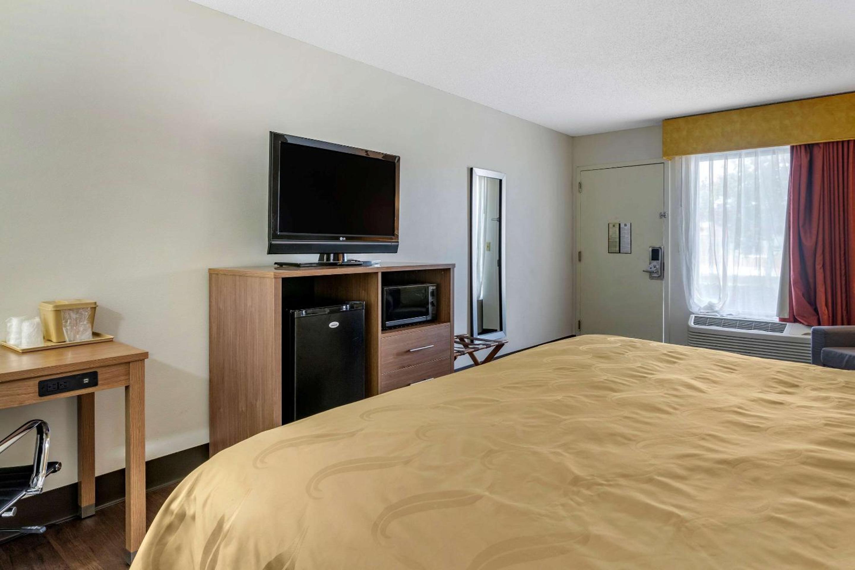 Standard King Room - Non-Smoking  - Photo 3