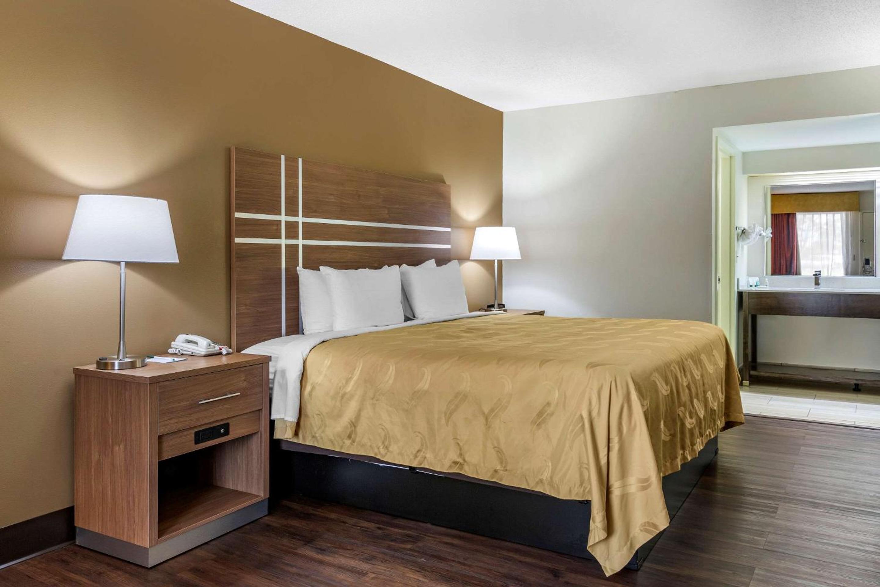 Standard King Room - Non-Smoking  - Photo 1