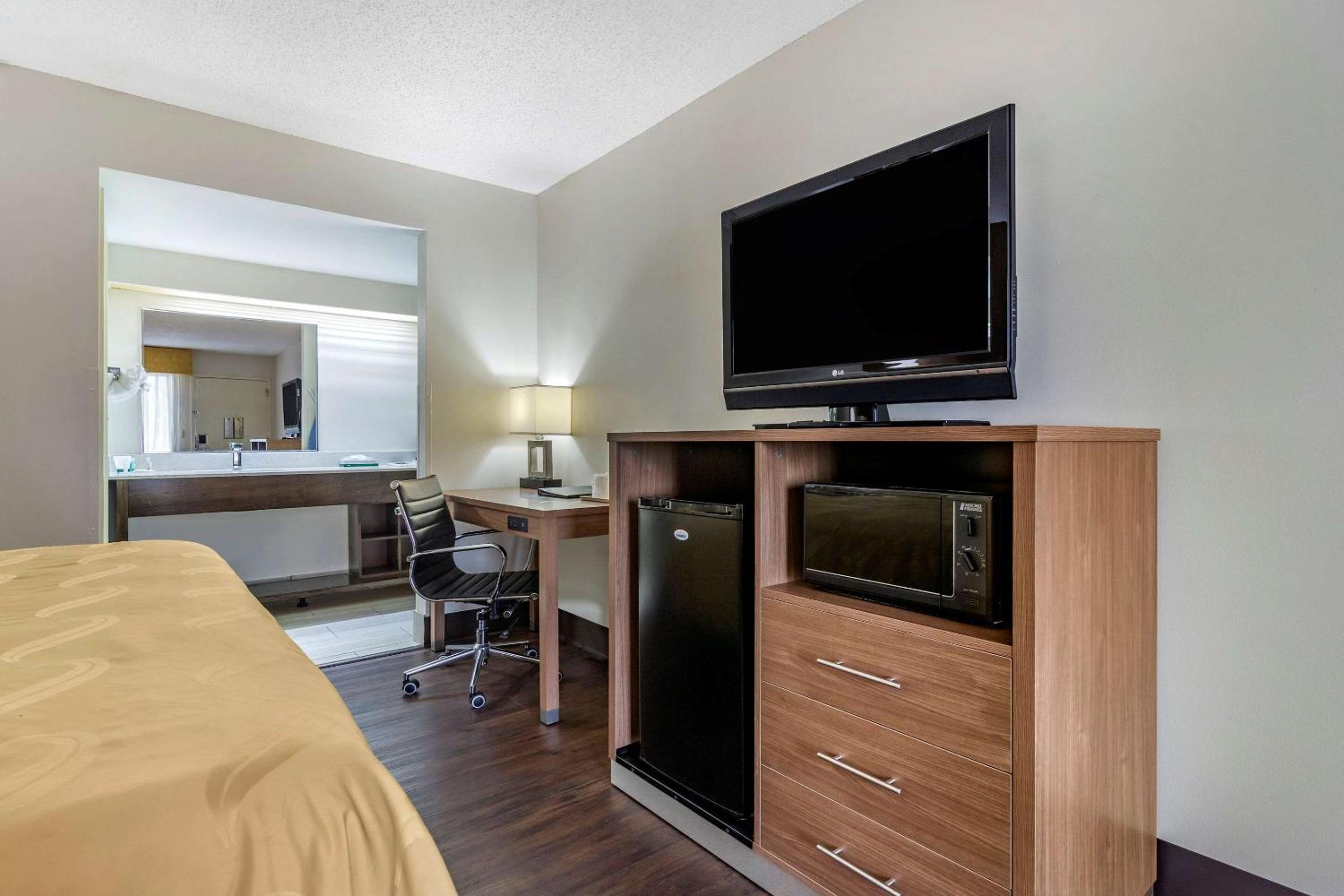 Standard King Room - Non-Smoking  - Photo 4