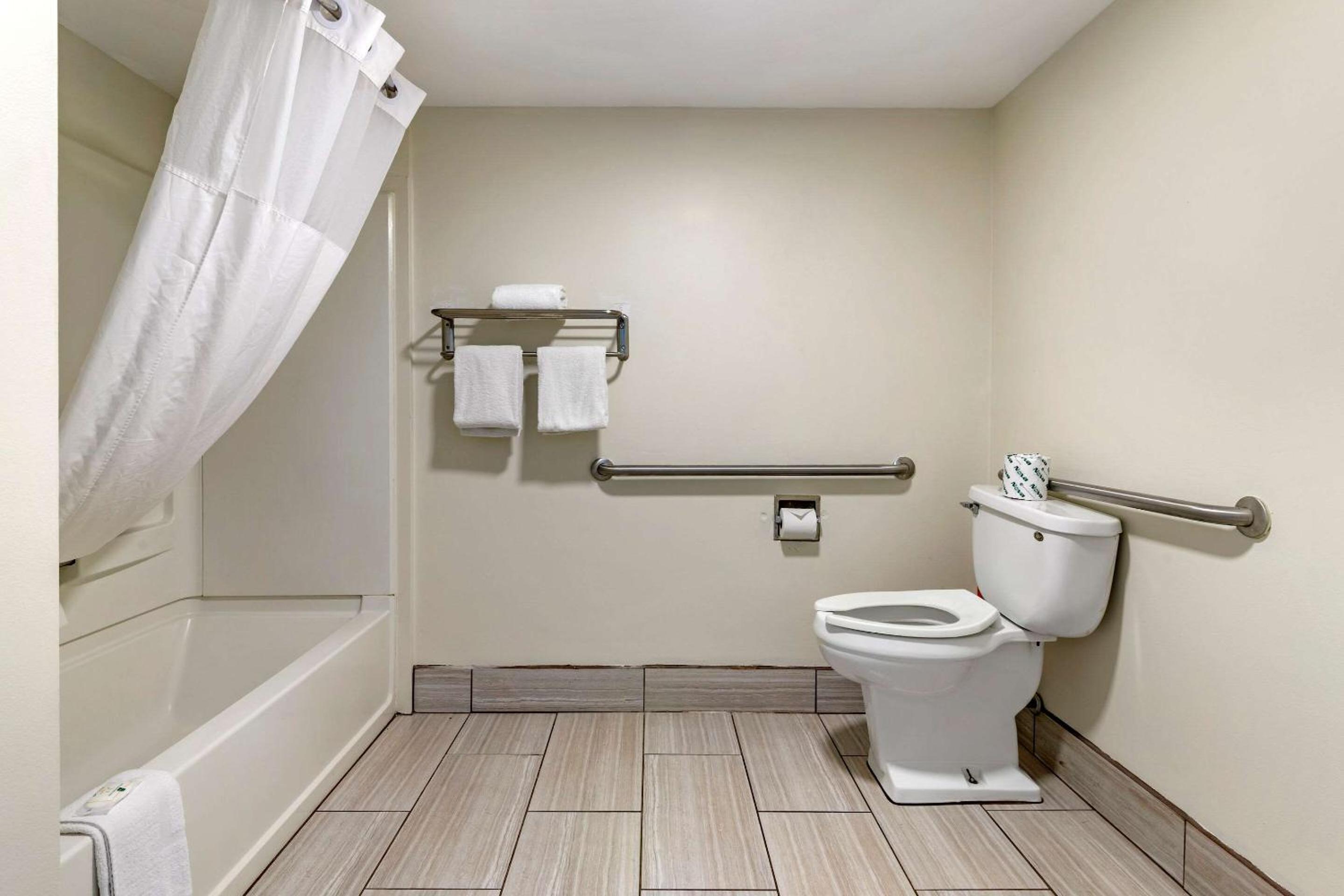 Queen Room - Accessible/Non-Smoking - Photo 2