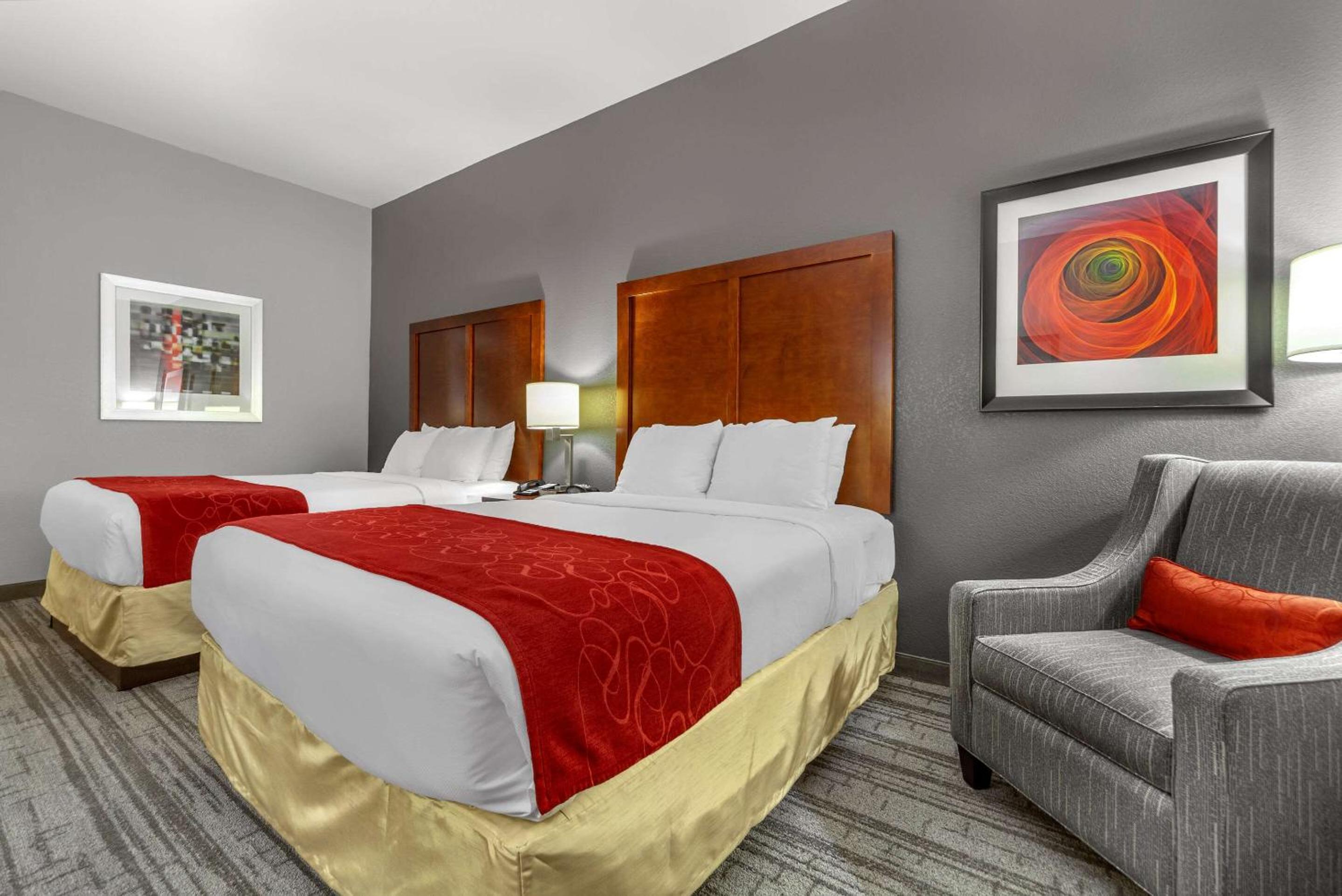 Queen Room with Two Queen Beds - Non-Smoking photo 3