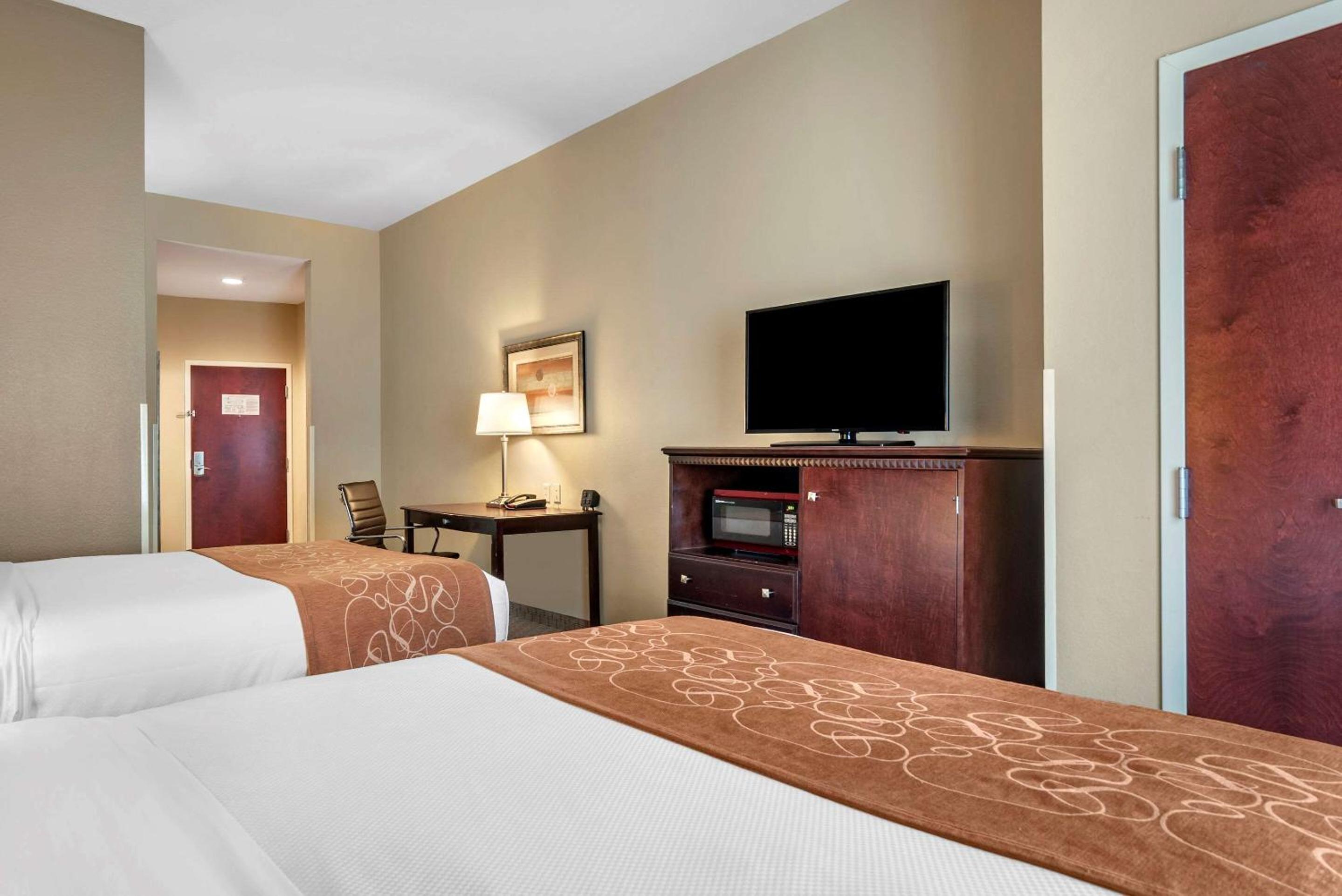 Queen Suite with Two Queen Beds - Photo 2