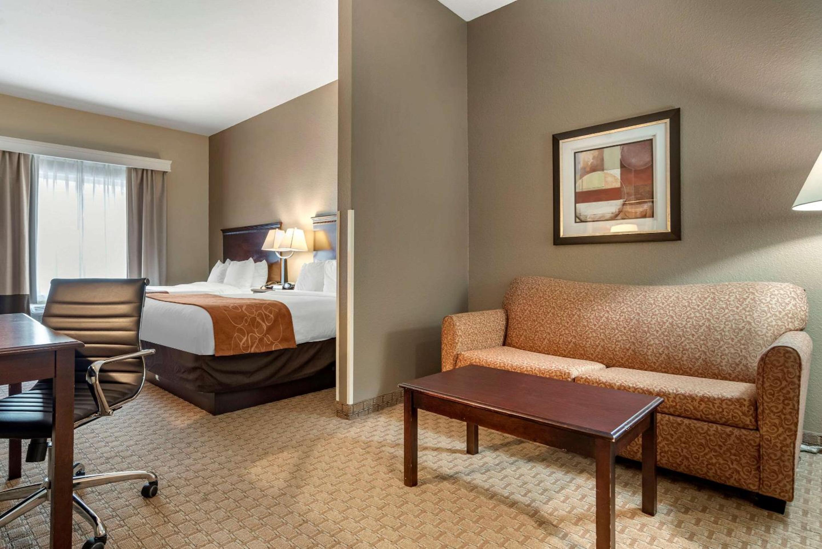 Queen Suite with Two Queen Beds - Photo 3