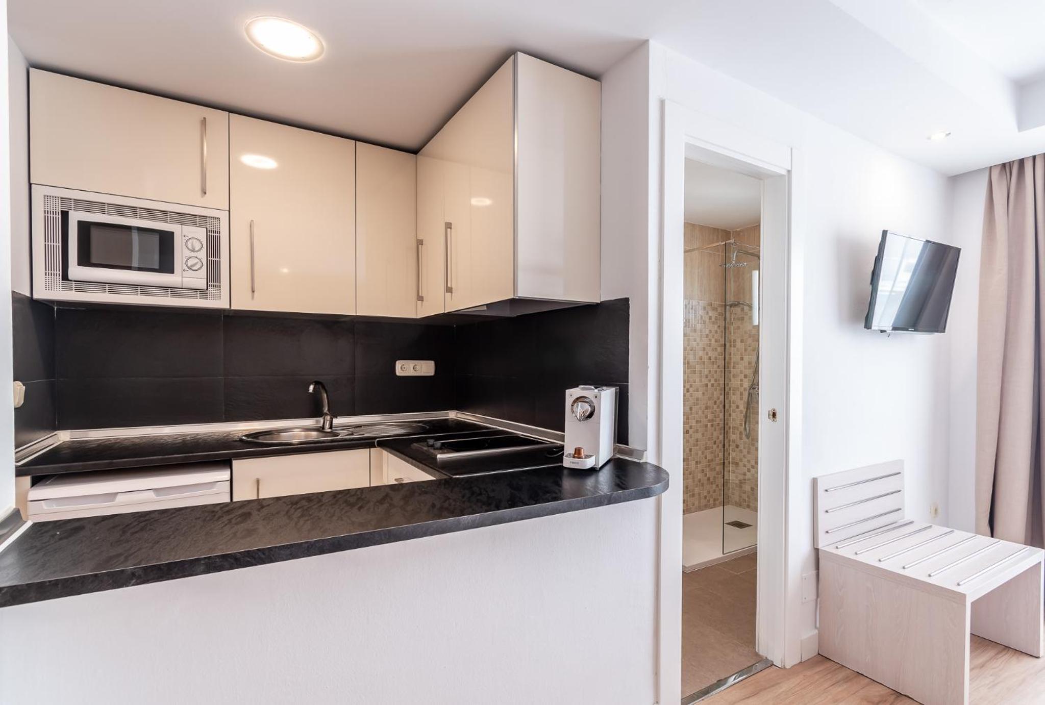 Studio with Side Sea View (1-2 Adults) - Photo 4
