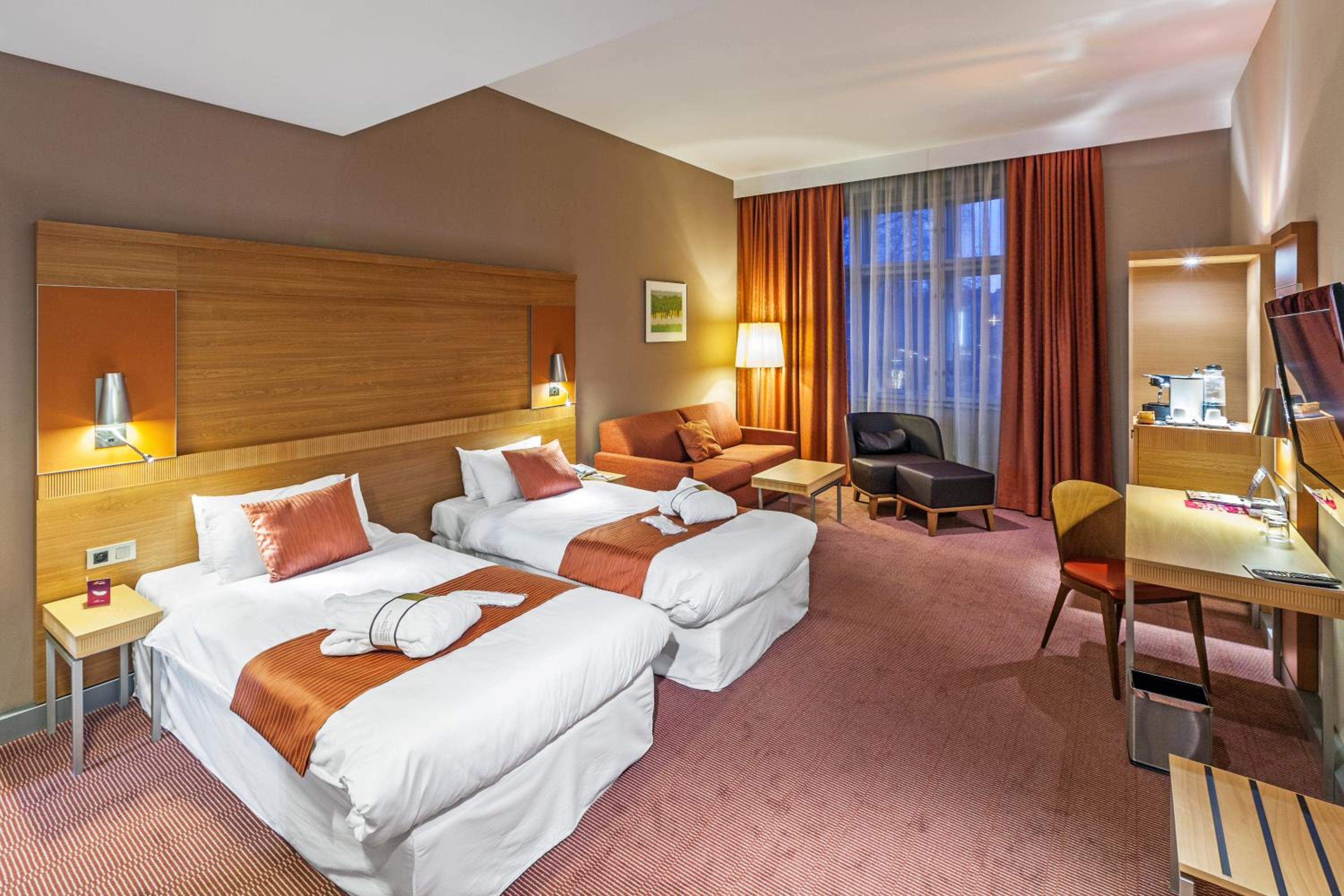 Privilege Superior Room with 2 Single Beds and Sofa - Photo 13