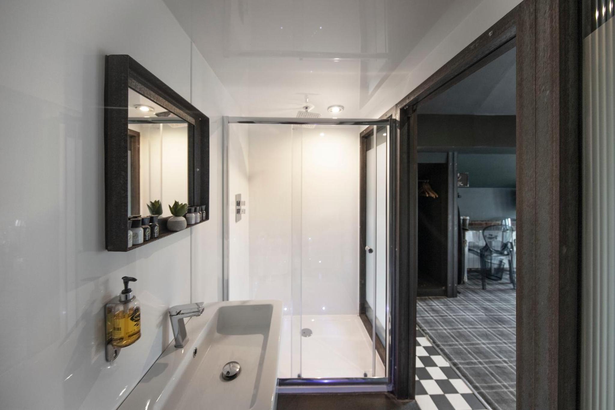 Deluxe Quadrouple Room with Balcony - Photo 3