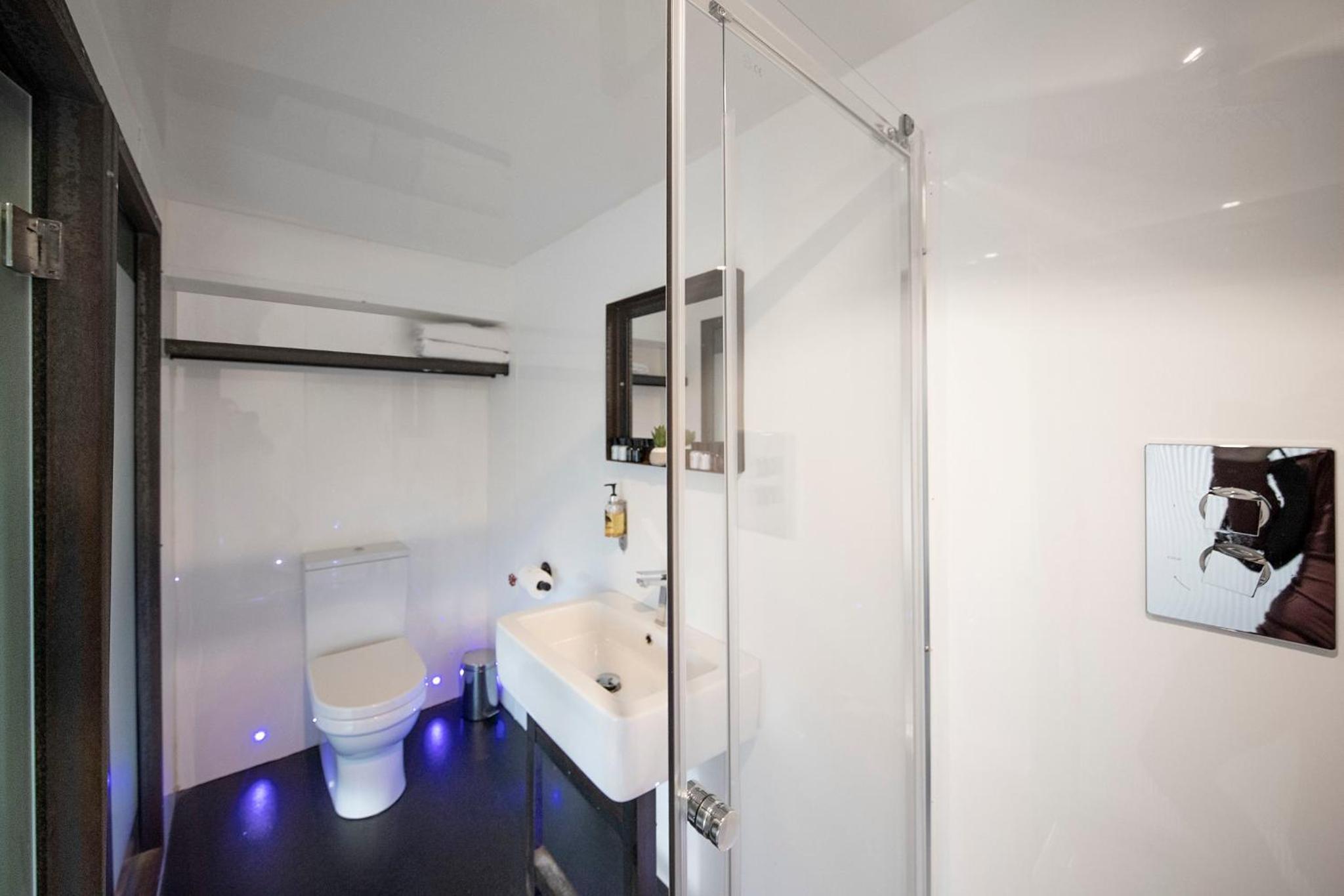 Deluxe Quadrouple Room with Balcony - Photo 4