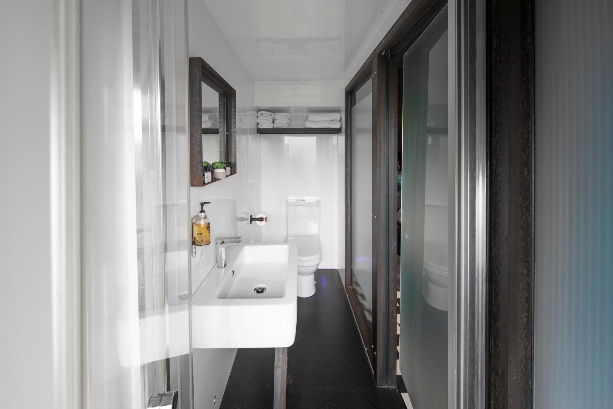 Quadruple Room with Balcony - Photo 2