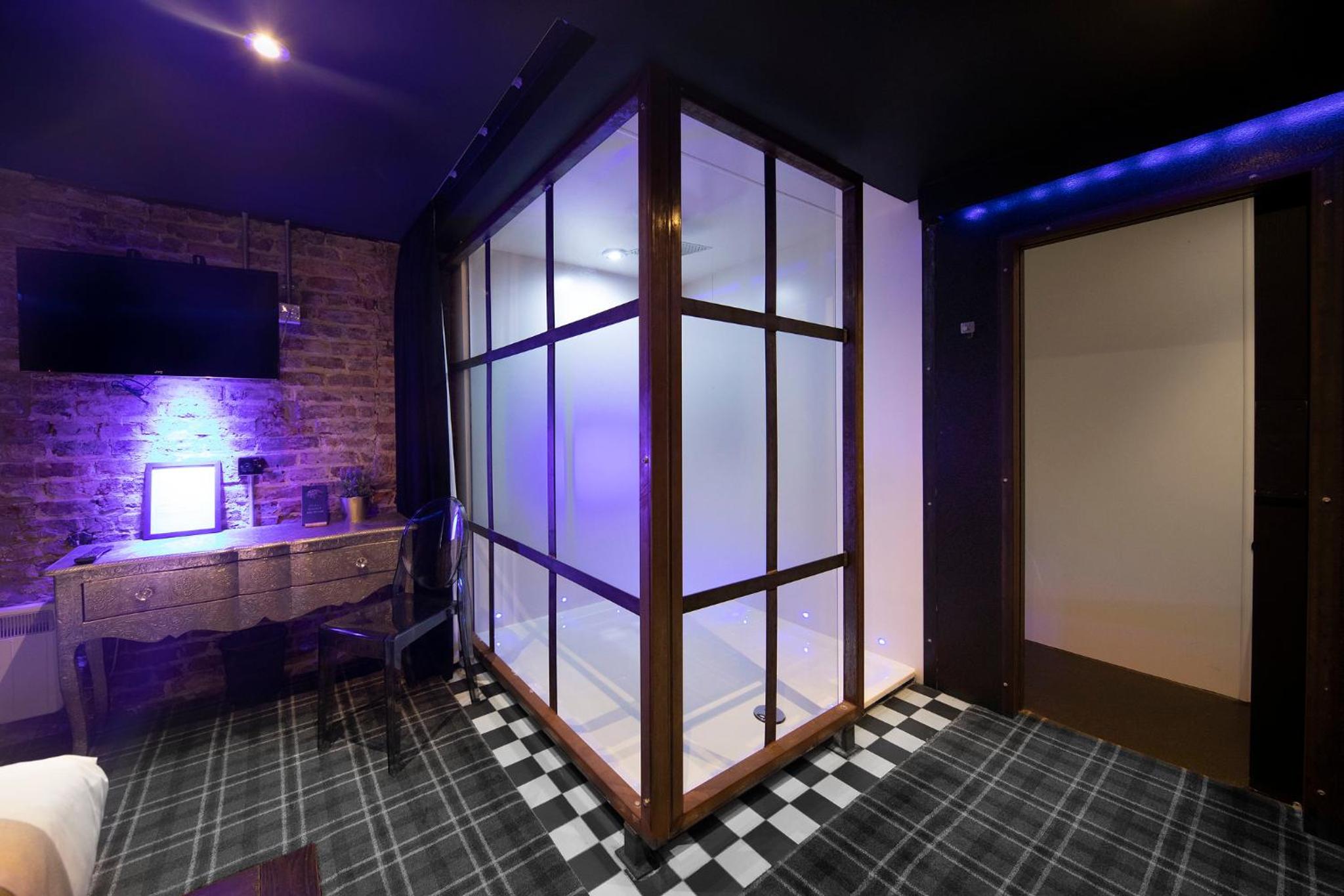 Deluxe Double Room with Street View - Photo 2