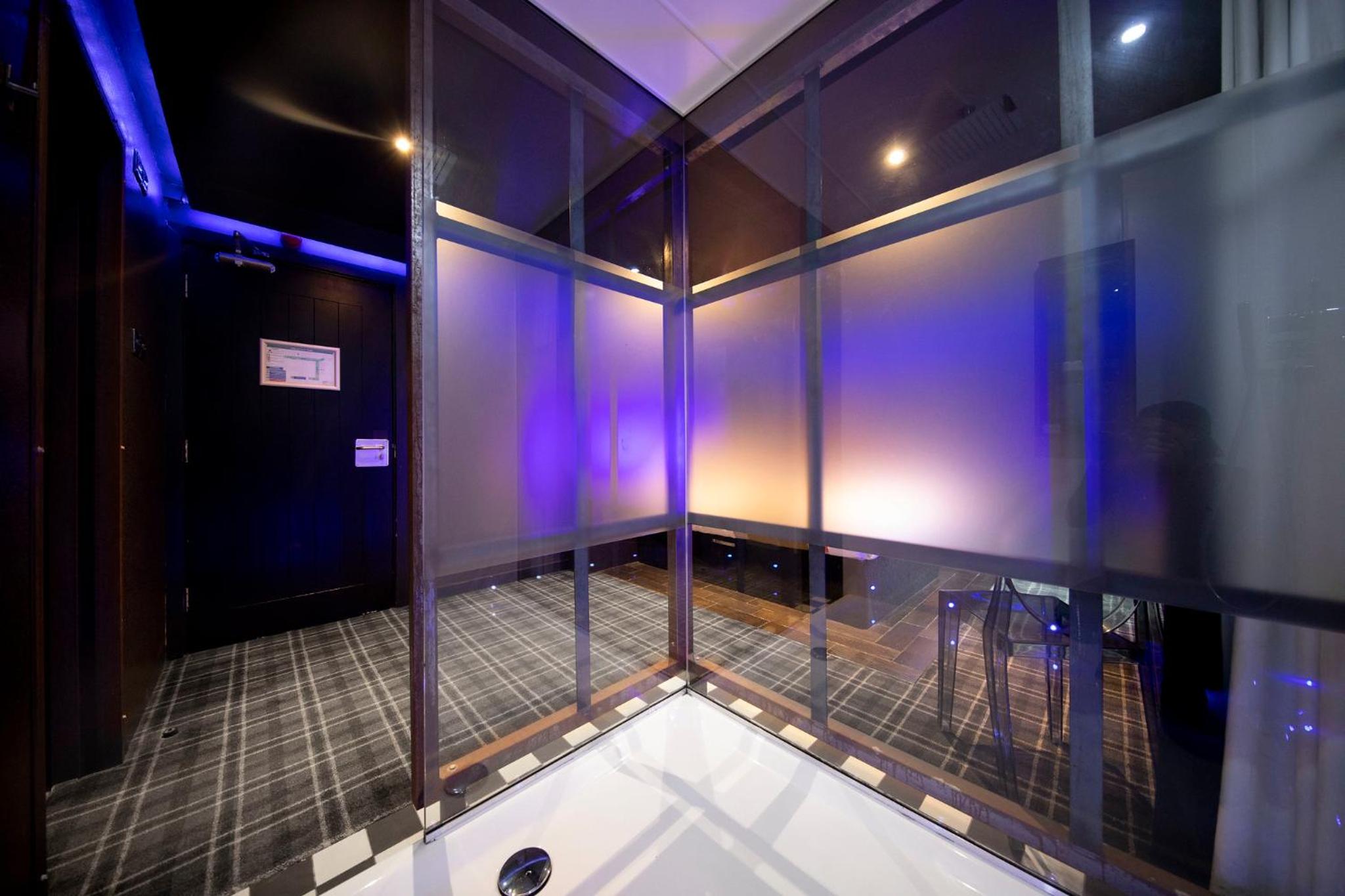 Deluxe Double Room with Street View - Photo 3