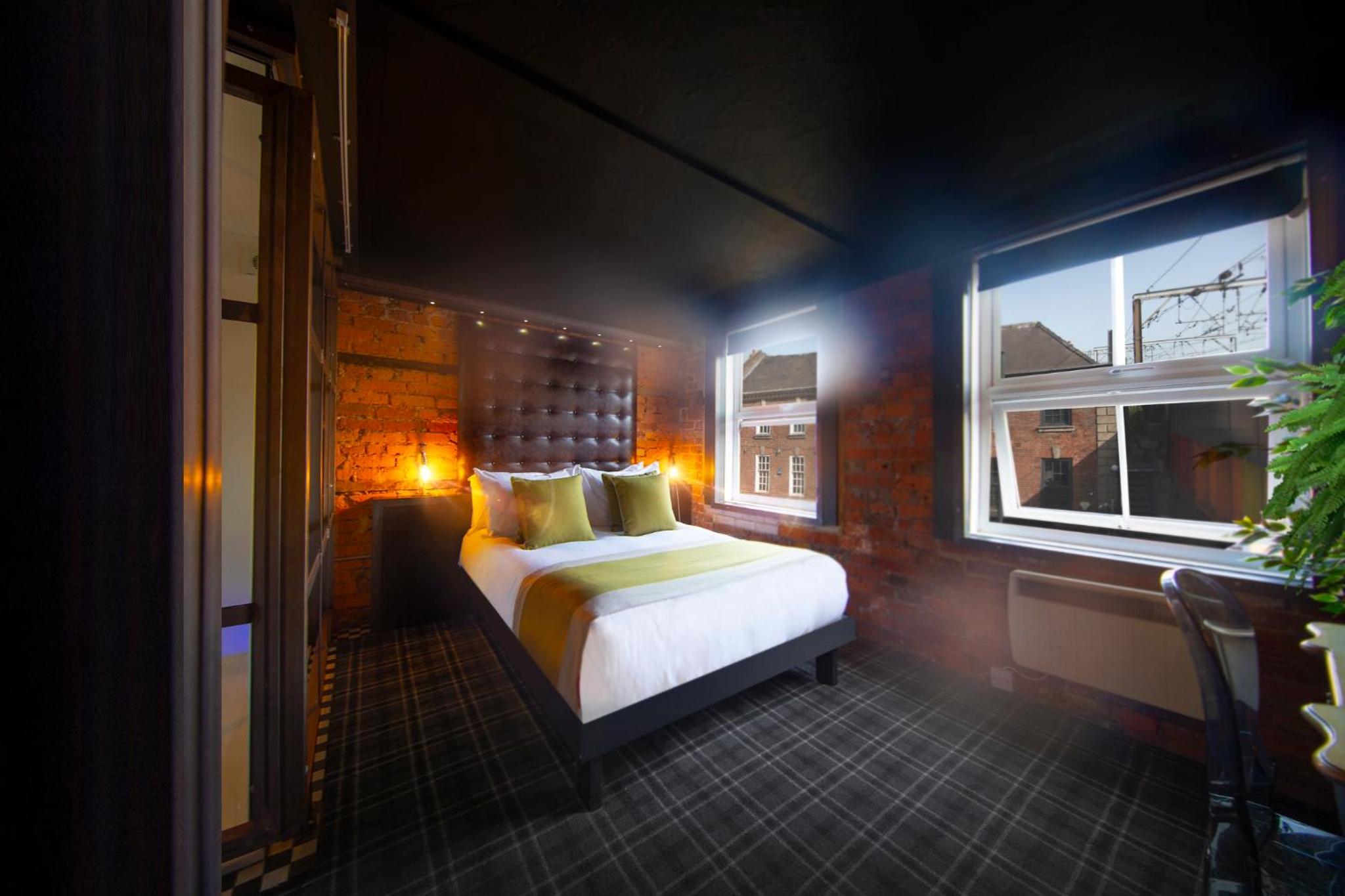 Double Room with City View - Photo 1