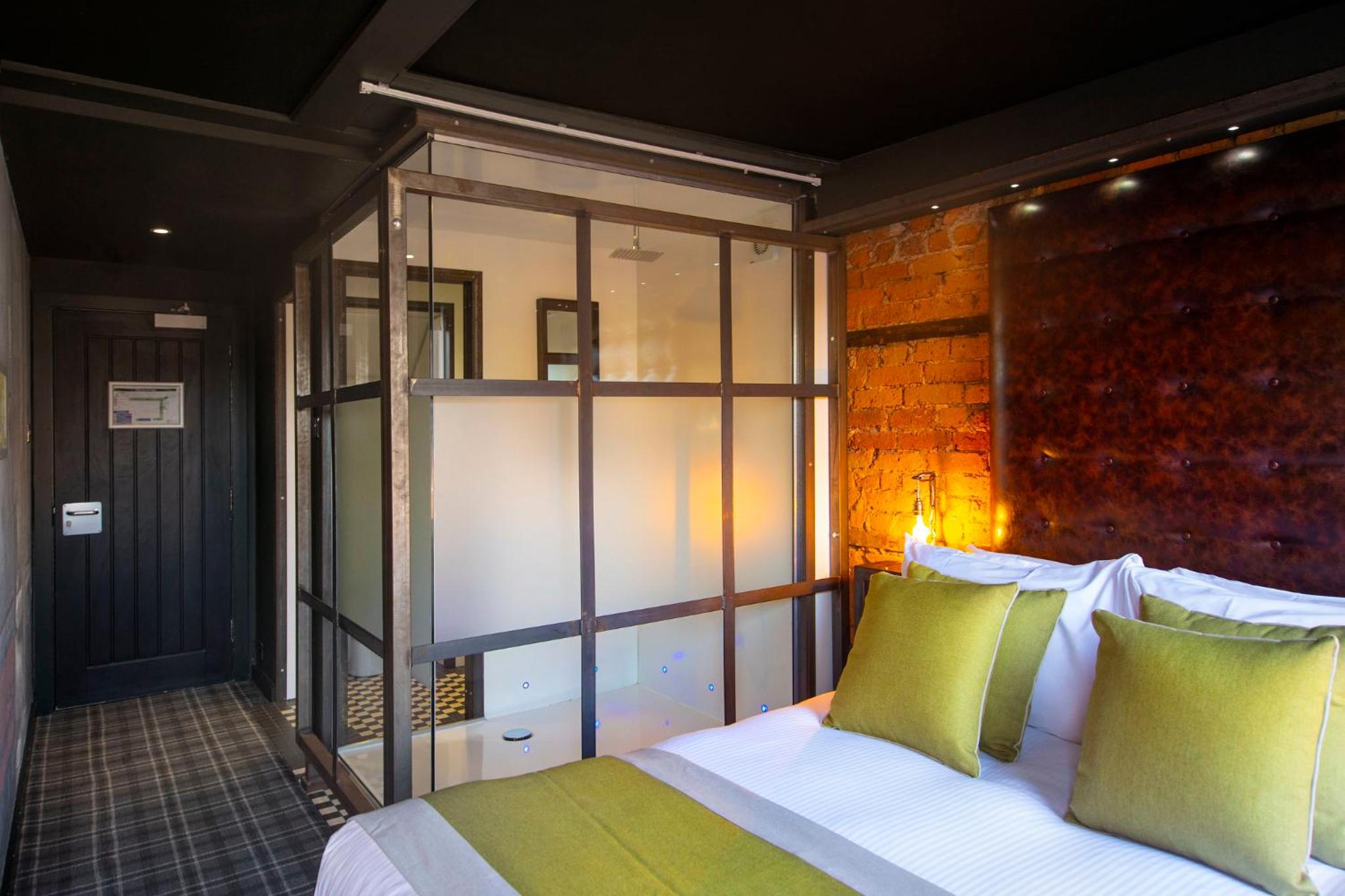 Double Room with City View - Photo 2