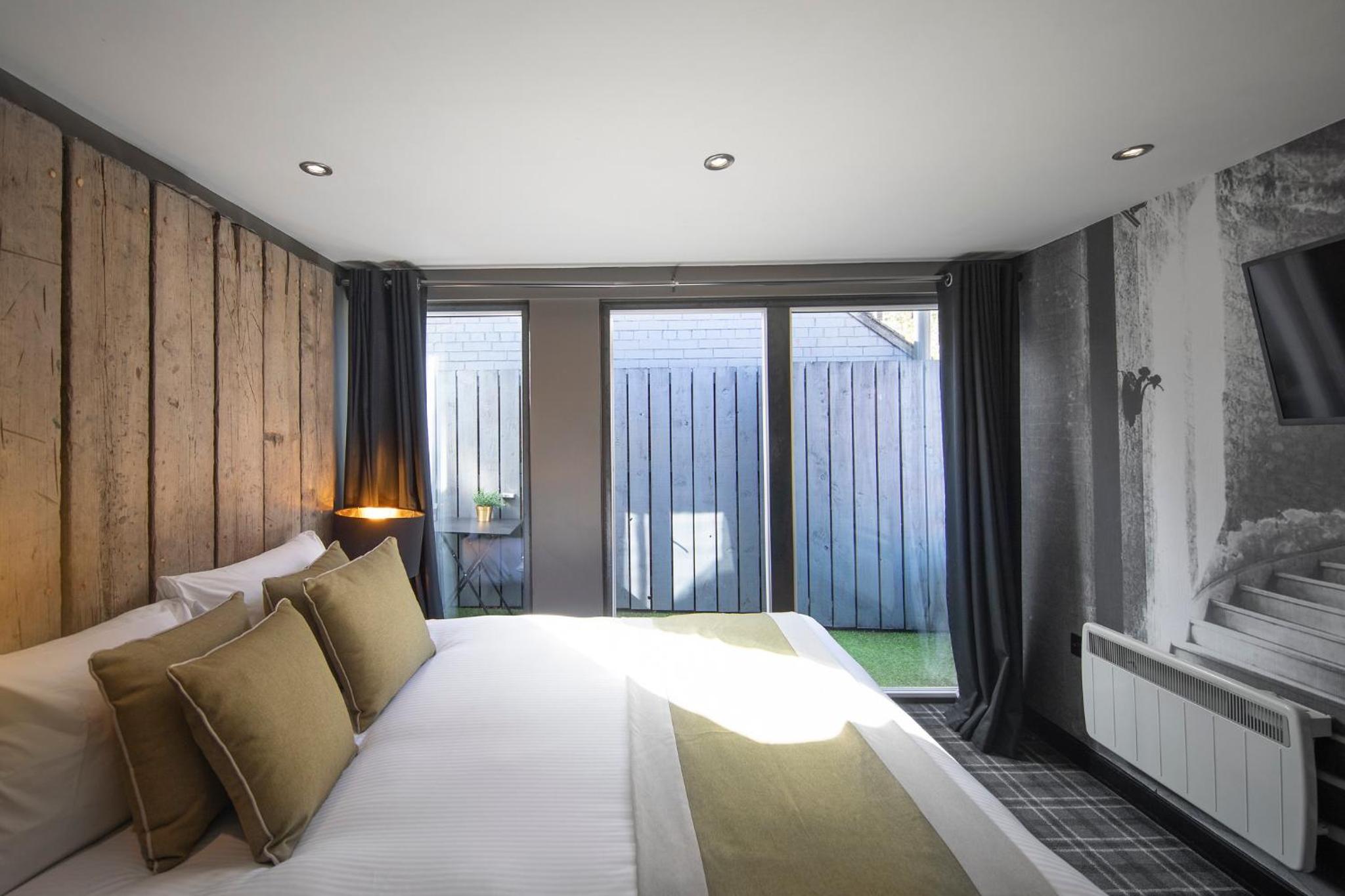 Double Room with Balcony - Photo 2