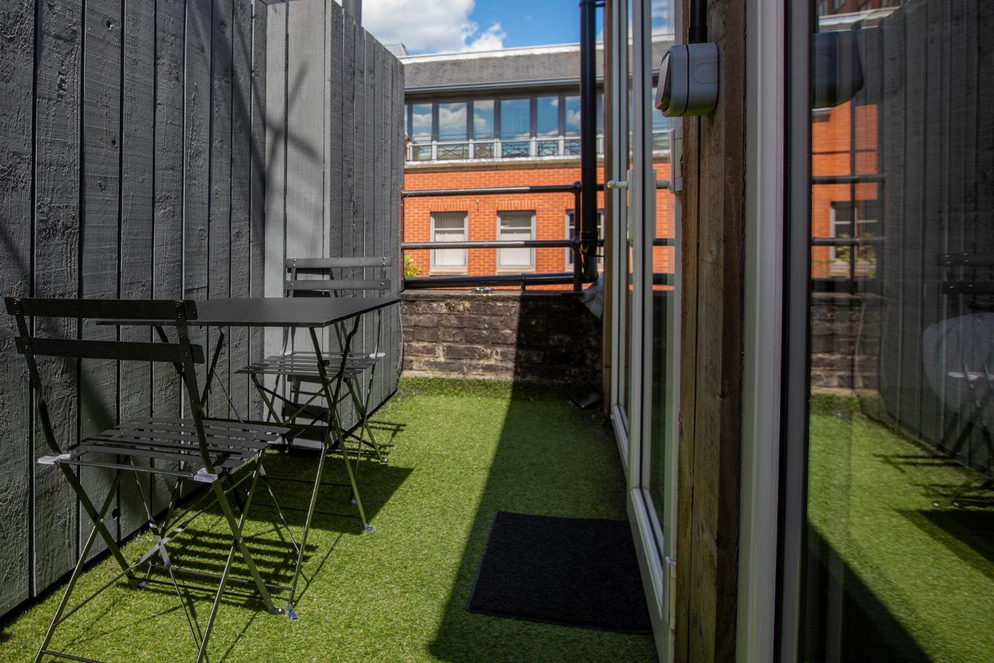 Double Room with Balcony - Photo 4