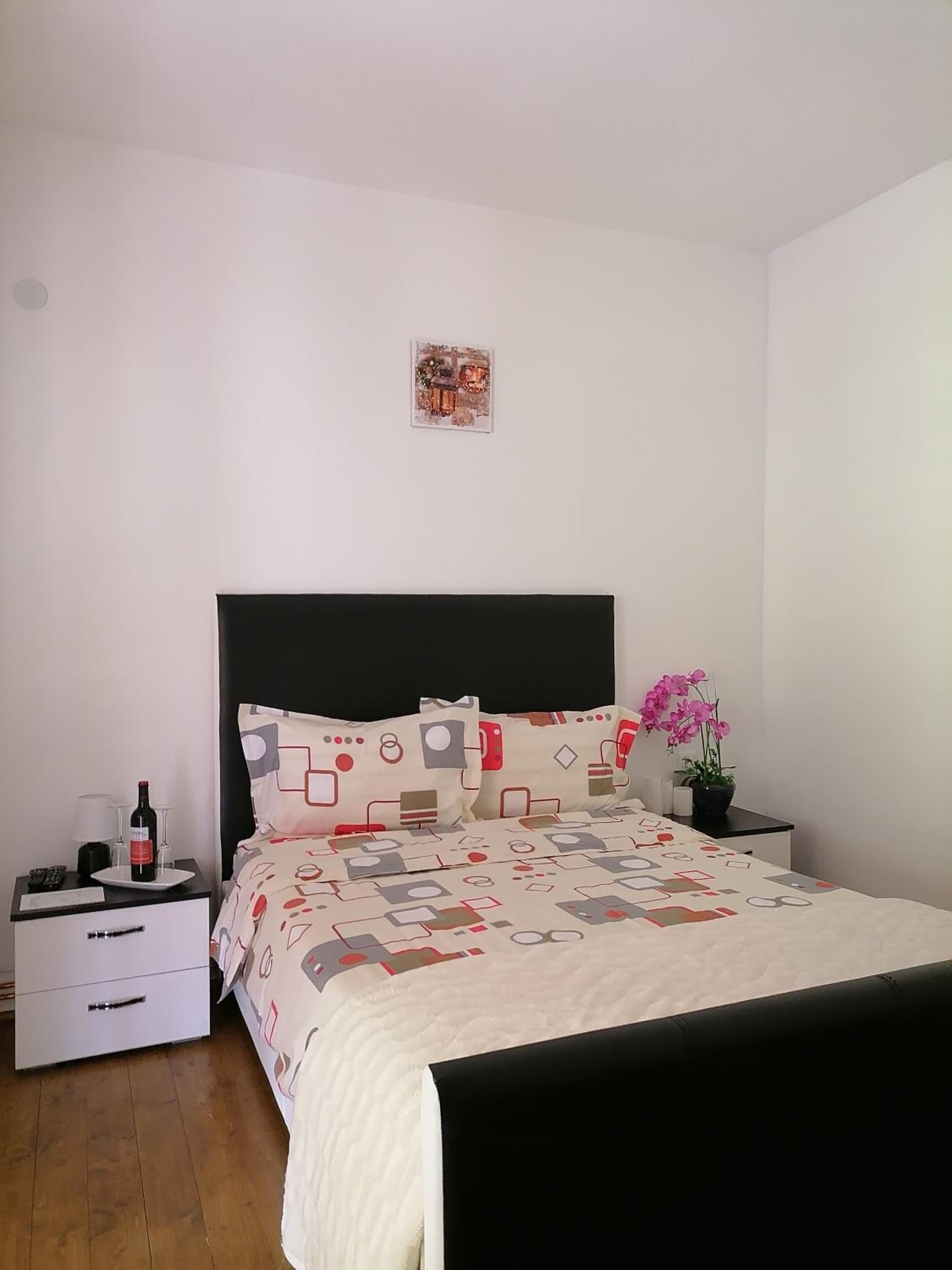 Double Room with Private Bathroom - Photo 2