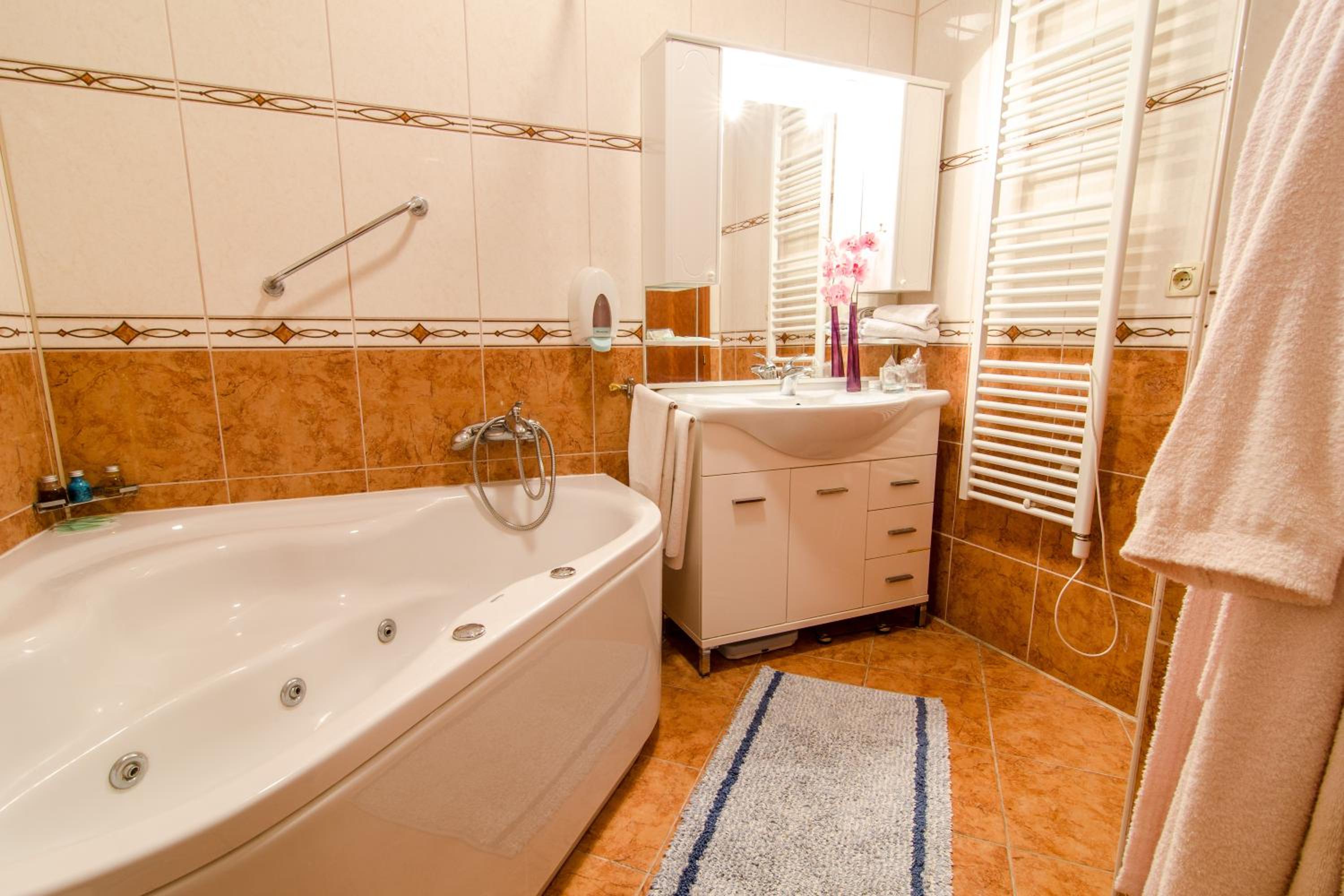 Deluxe Two-Bedroom Apartment with Terrace (6 Adults)