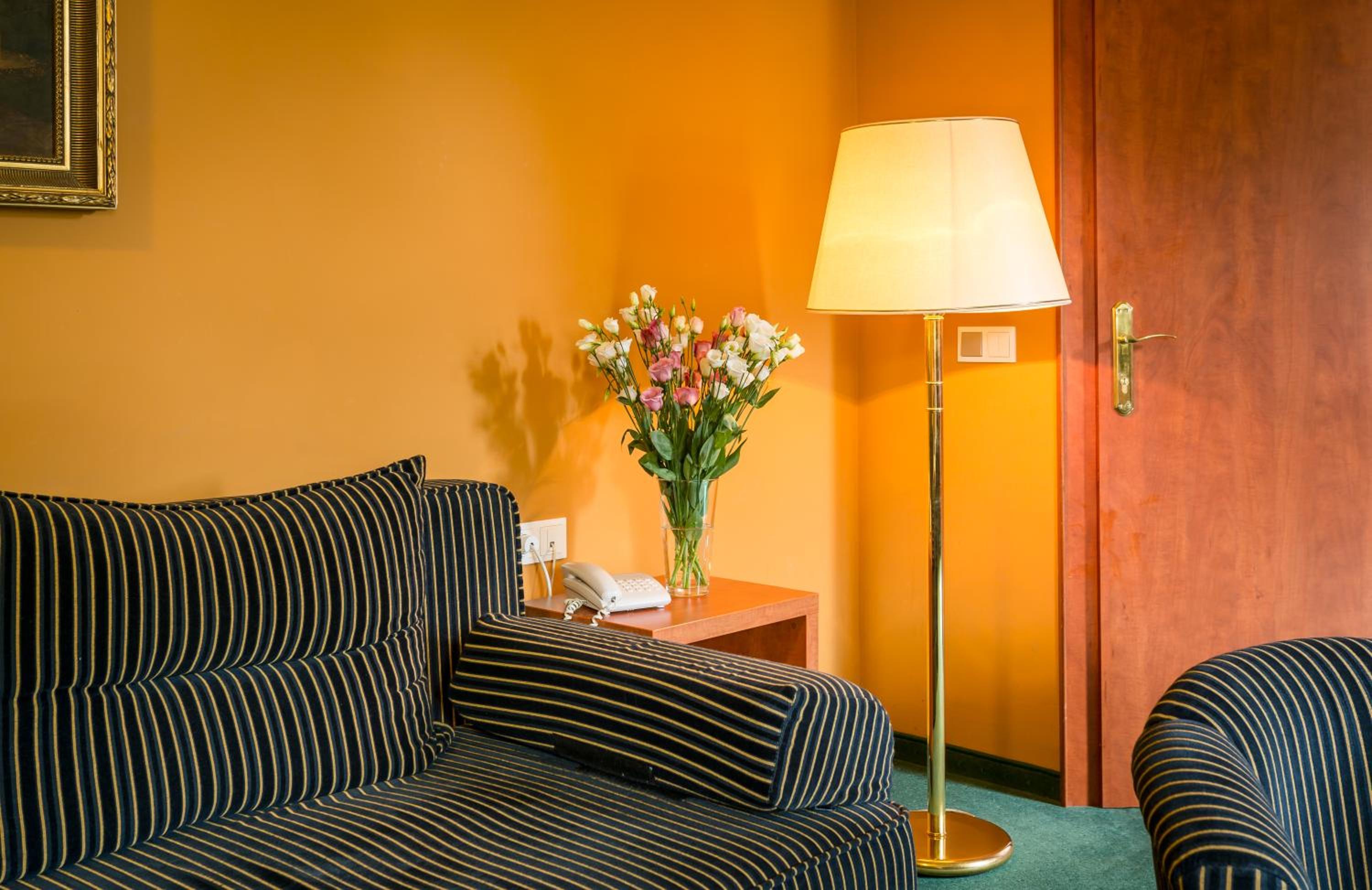 One-Bedroom Apartment - Photo 2