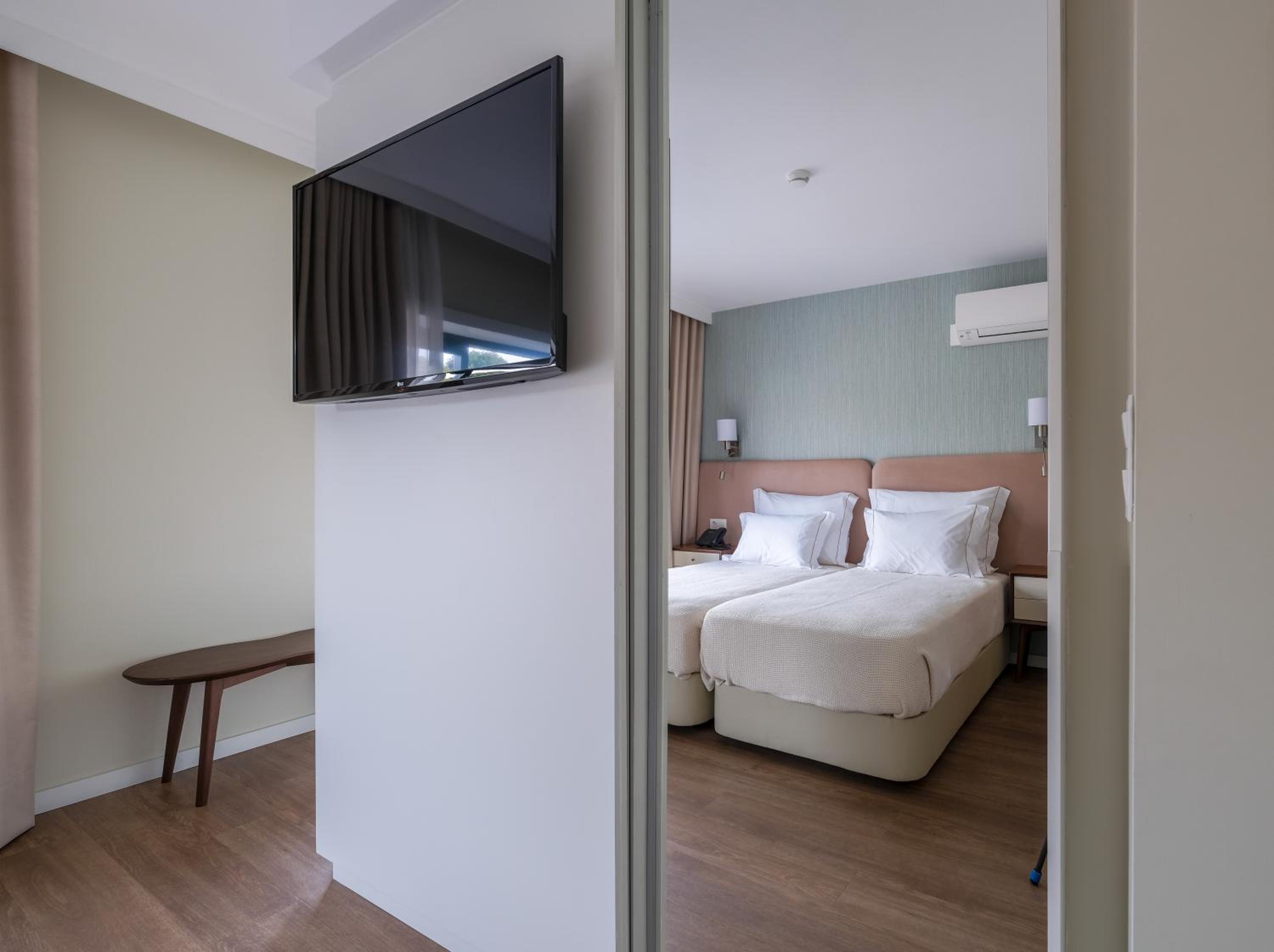 Double or Twin Room with Mountain View - Photo 1