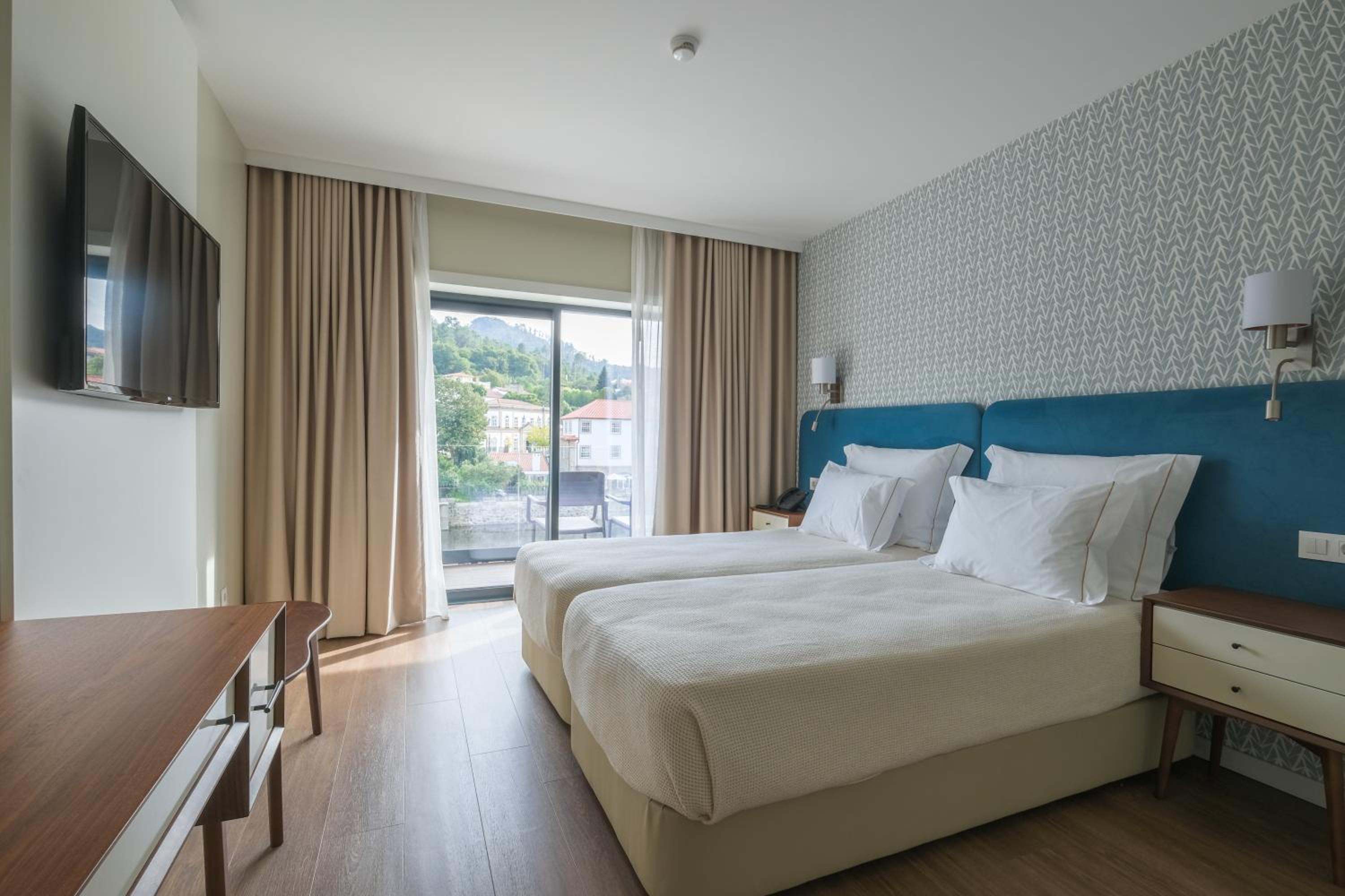 Deluxe Double or Twin Room with River View - Photo 12