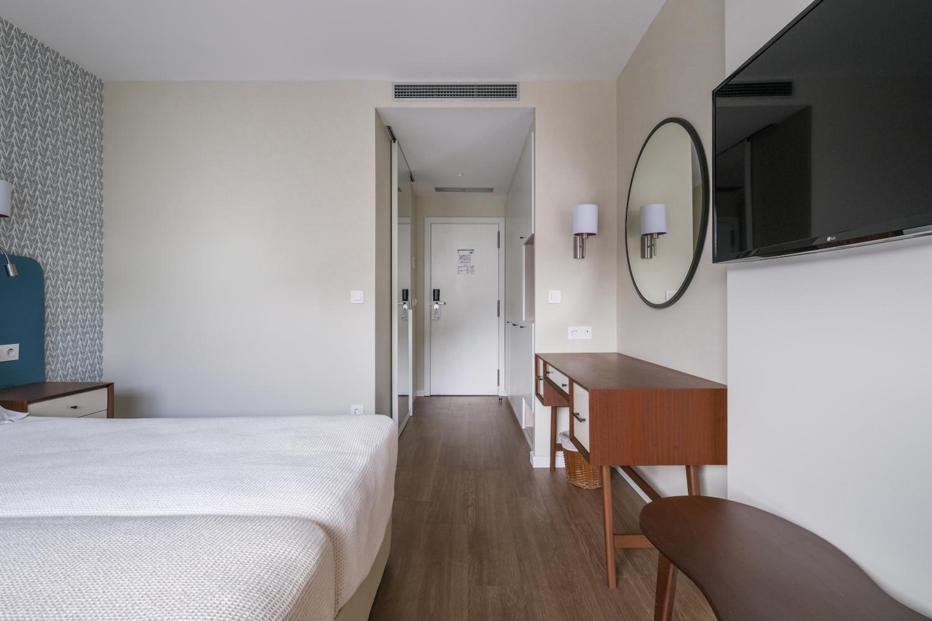 Deluxe Double or Twin Room with River View - Photo 13