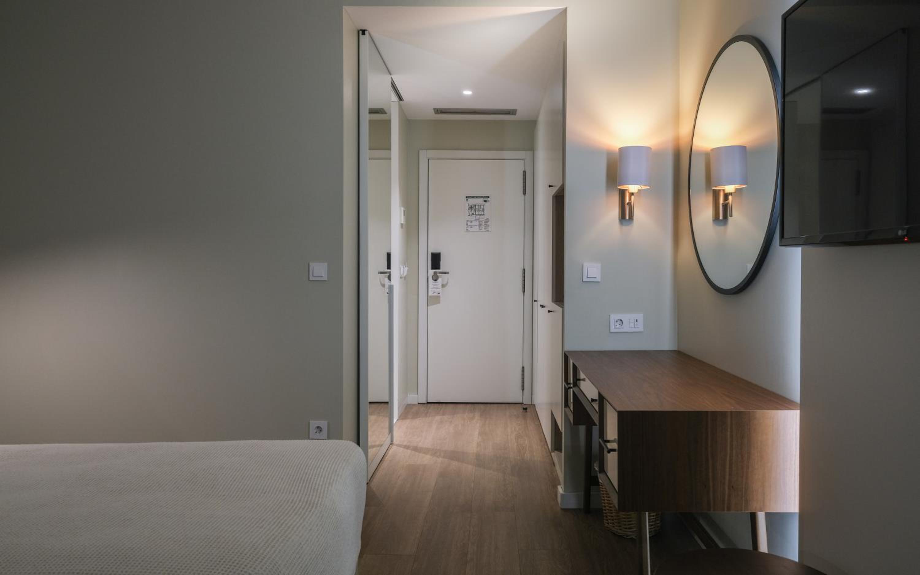 Deluxe Double or Twin Room with River View - Photo 10