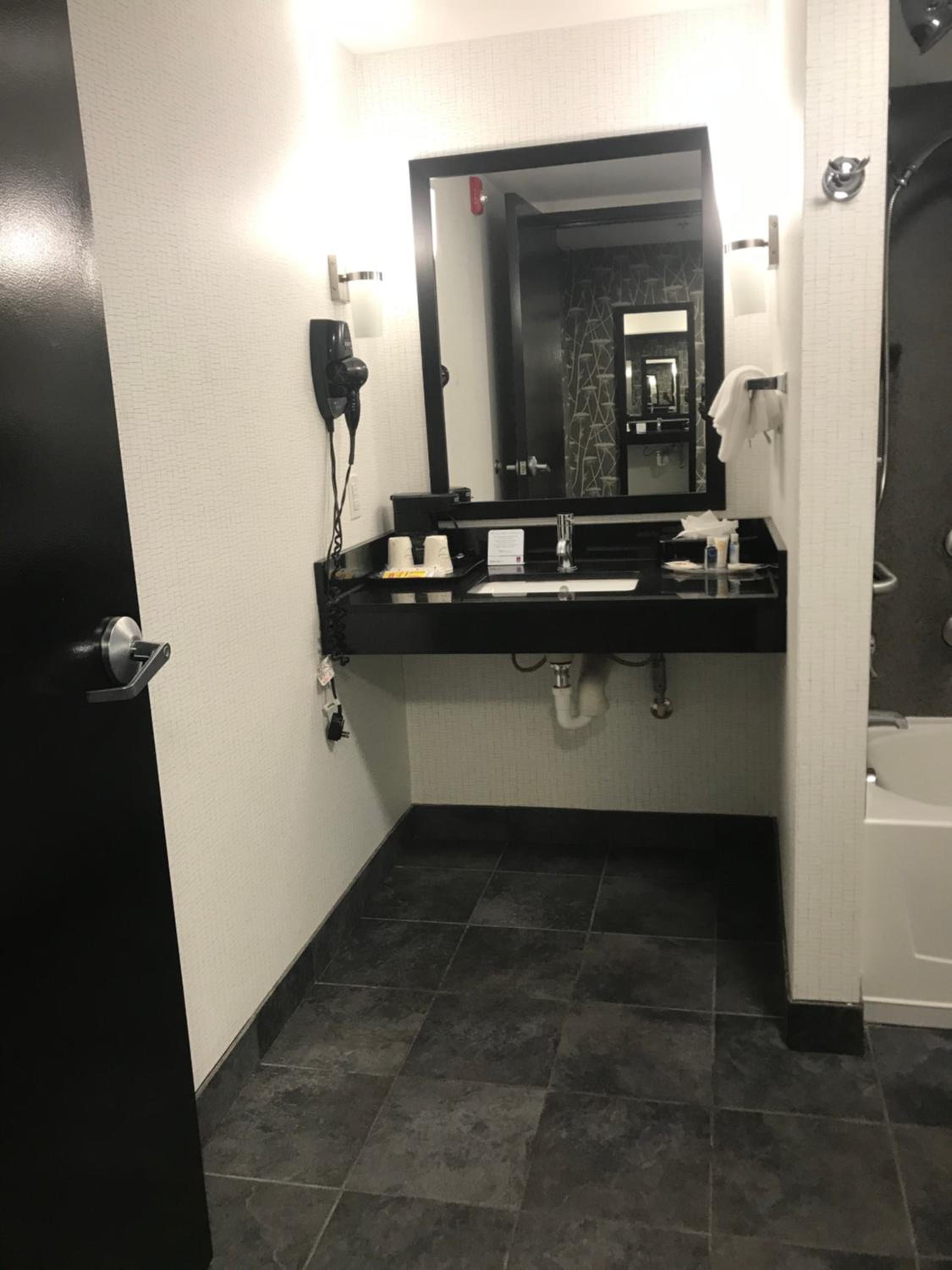King Suite - Accessible/Non-Smoking - Photo 3