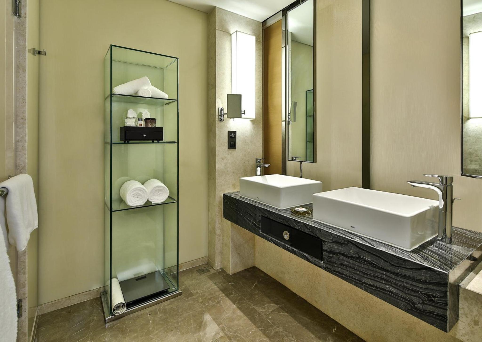 Standard King Room with River View photo 2