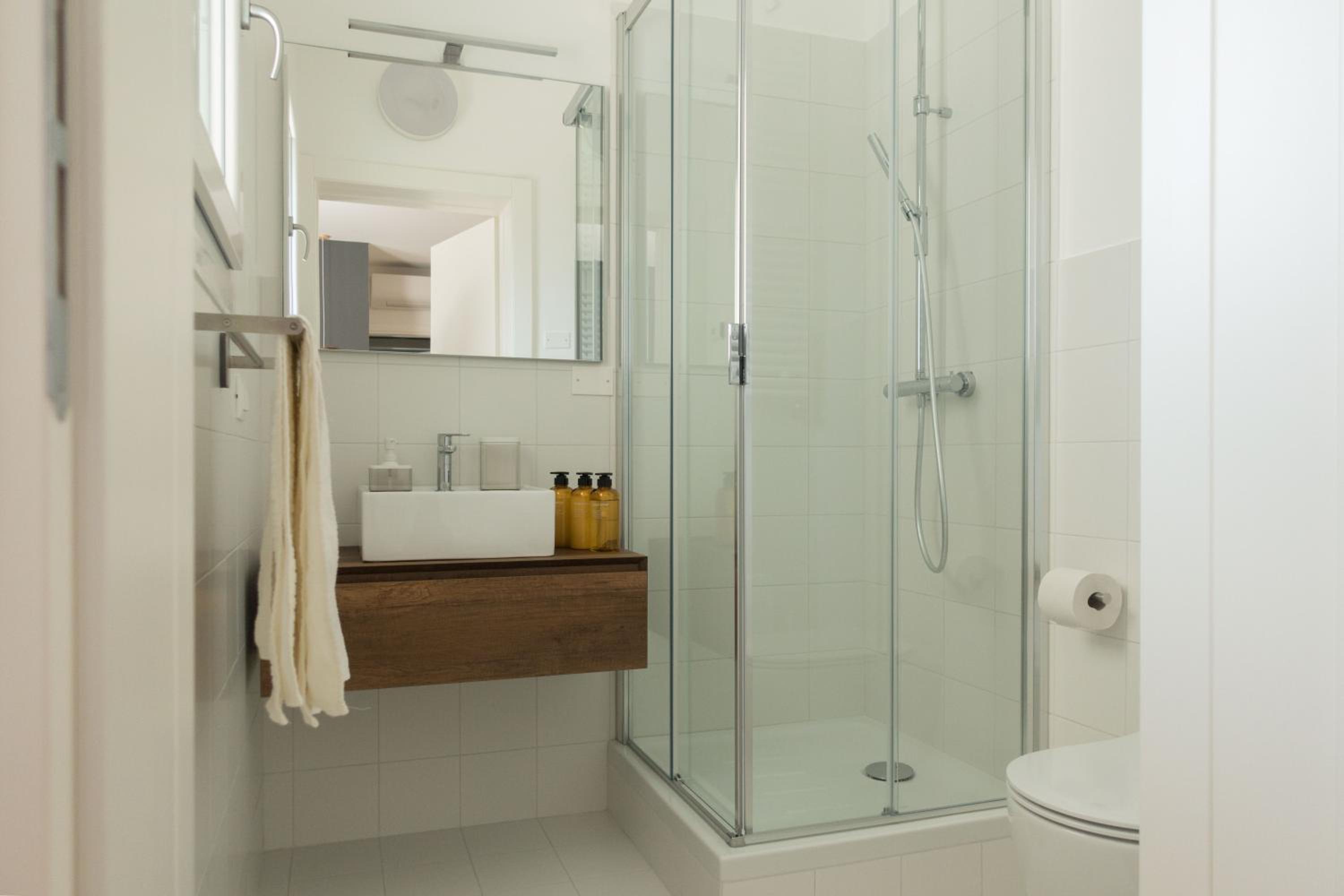 Double Room with Balcony - Photo 13