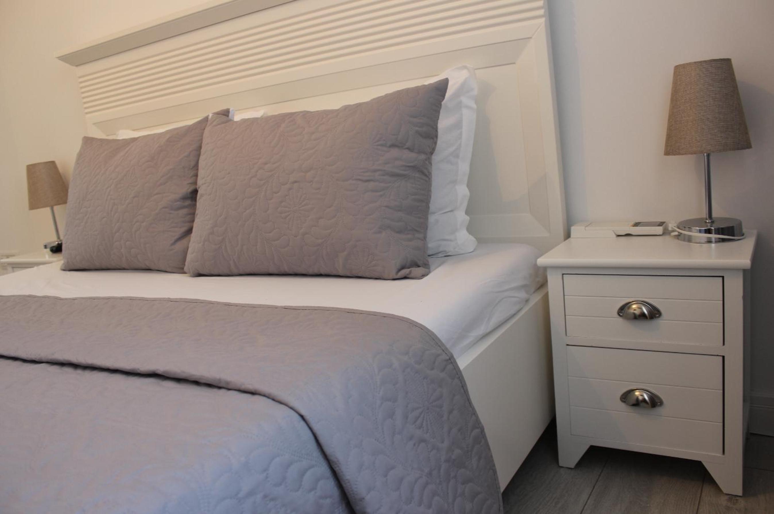Deluxe King Room - Photo 7